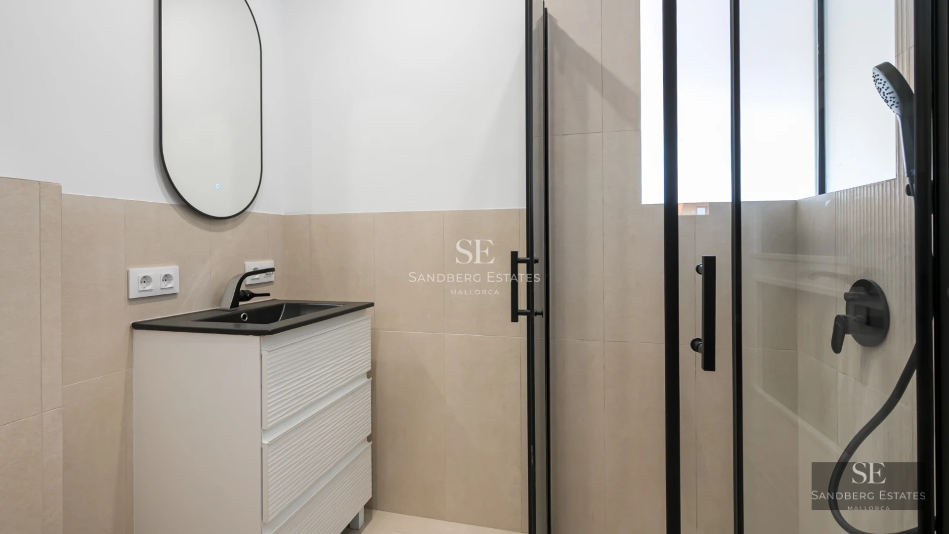 Spacious living room with fireplace, large windows and terrace access with views. Modern and elegant design with high-quality furniture.