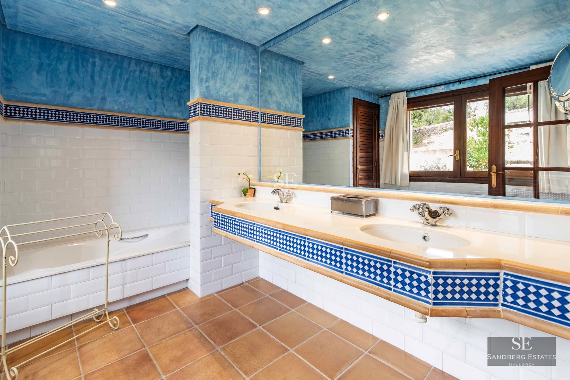 Exterior view of a modern villa with infinity pool, expansive terraces, and lush gardens. Sleek and minimalist architectural design.