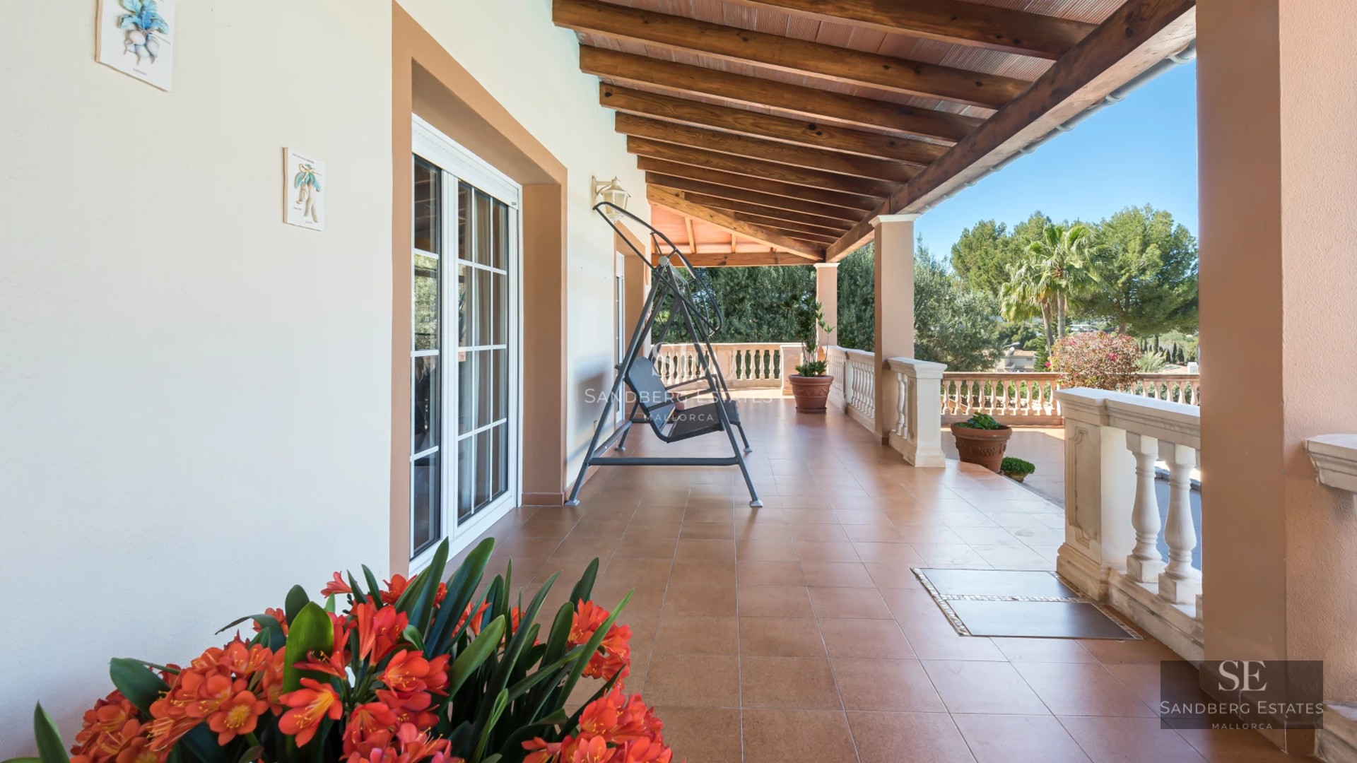 Spacious living room with panoramic windows, infinity pool, terrace, and panoramic views. Modern design, bright, and high-quality finishes.