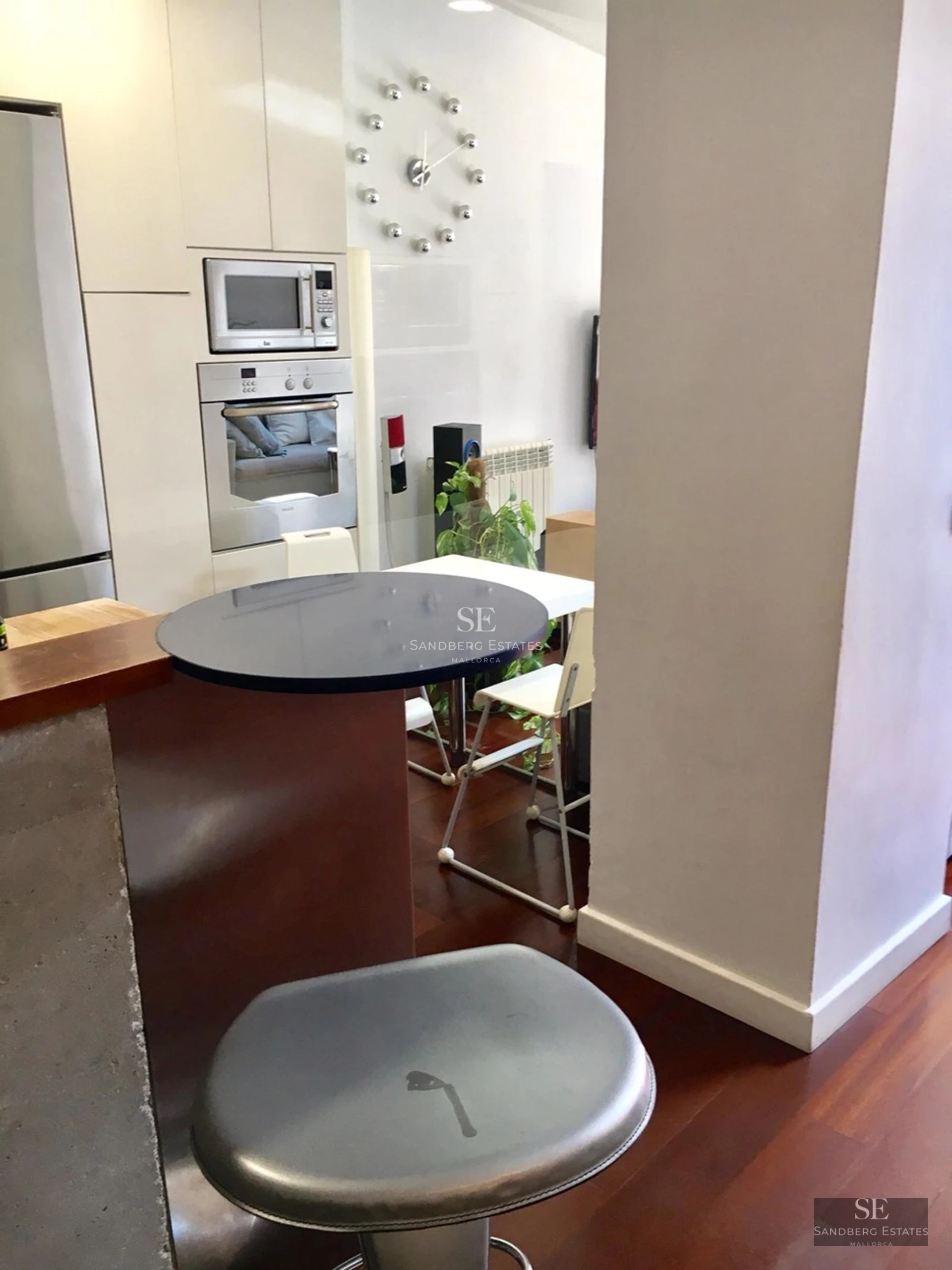 Exterior view of a modern villa with an infinity pool, garden and large windows. Minimalist design with luxurious finishes.