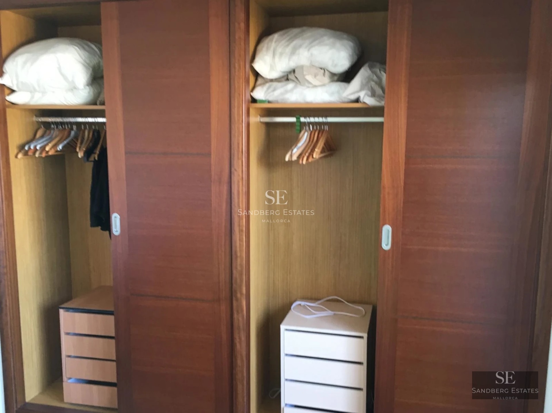 Vue d'une villa moderne avec piscine à débordement, jardin luxuriant et vastes terrasses. Architecture minimaliste, grandes baies vitrées et finitions haut de gamme.