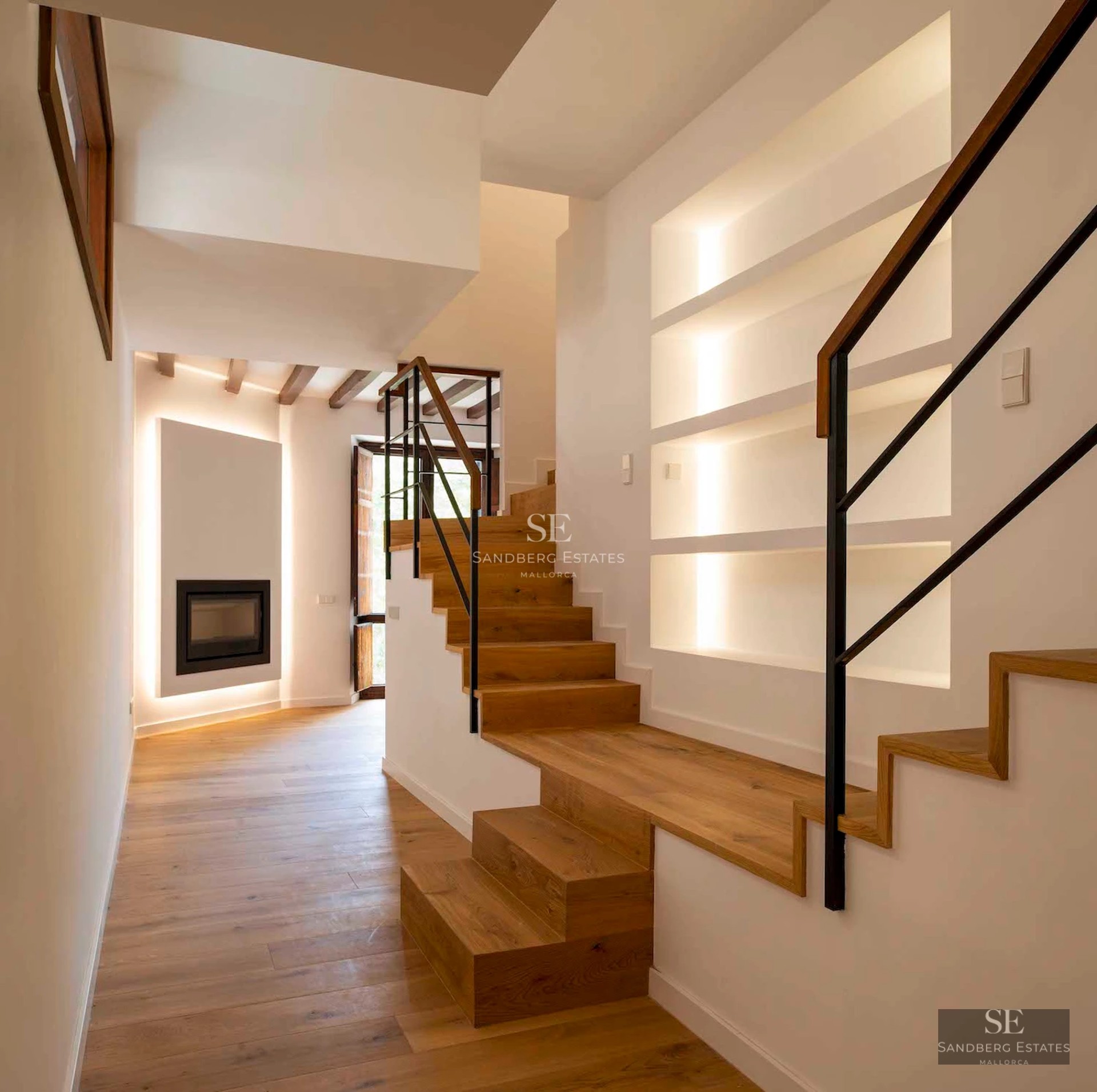 Exterior view of a modern house with a pool, manicured garden, and large windows. Minimalist and elegant design.