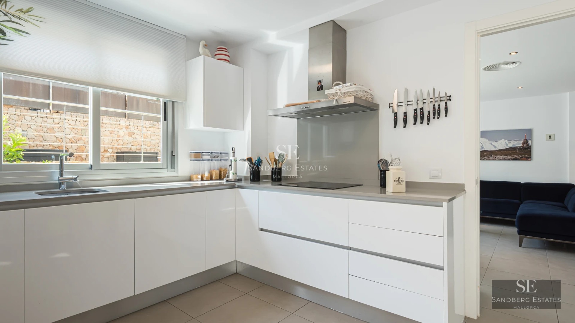 Exterior view of a modern villa with an infinity pool. Minimalist design, large windows, and natural surroundings. Green lawn.