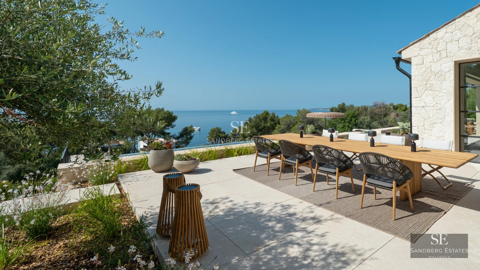 Modern pool view with sun loungers and lush garden. Contemporary architecture with large windows. Luxurious and relaxing atmosphere.