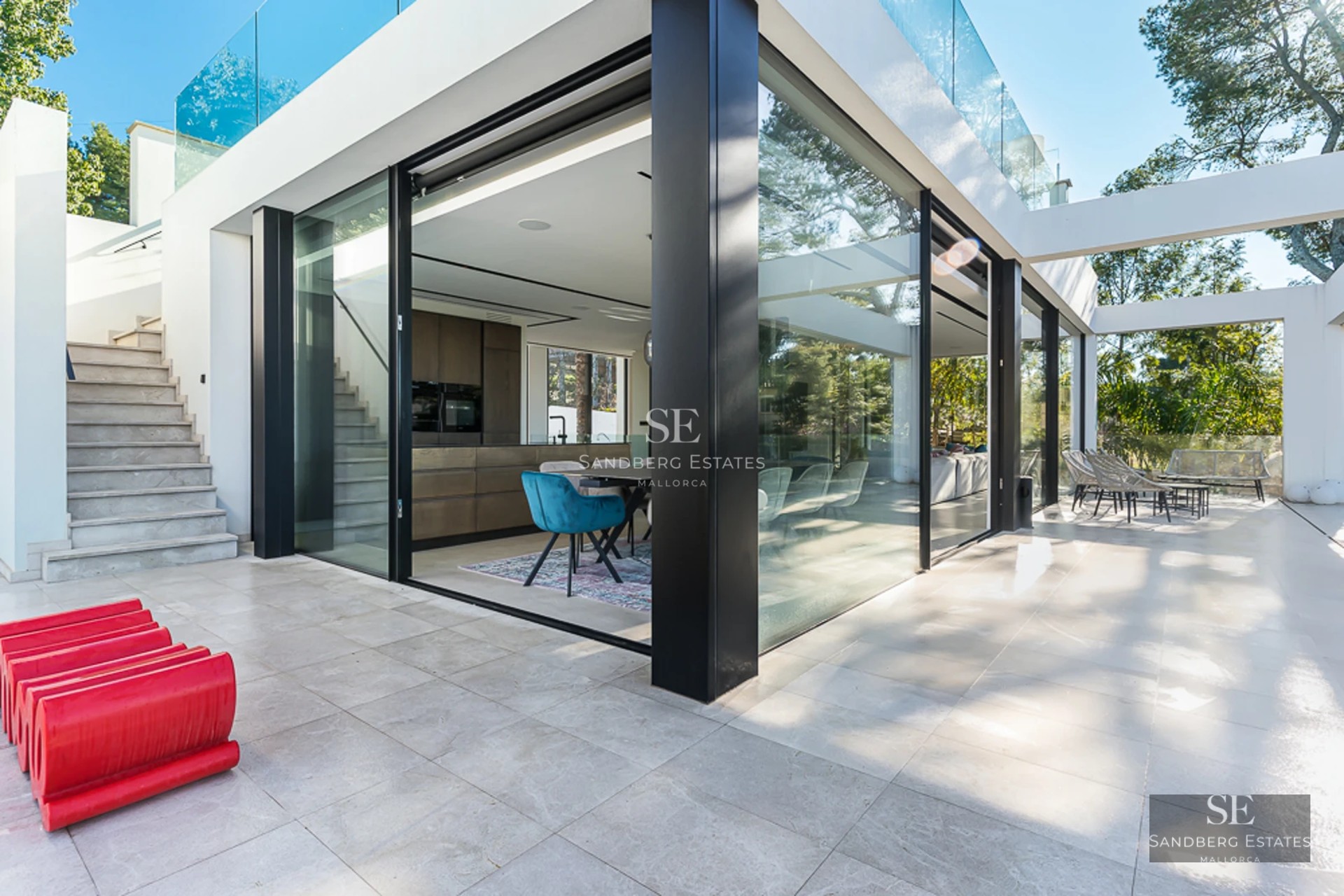 View of a luxury pool surrounded by lush greenery. Modern design with high-end finishes and spacious relaxation areas.