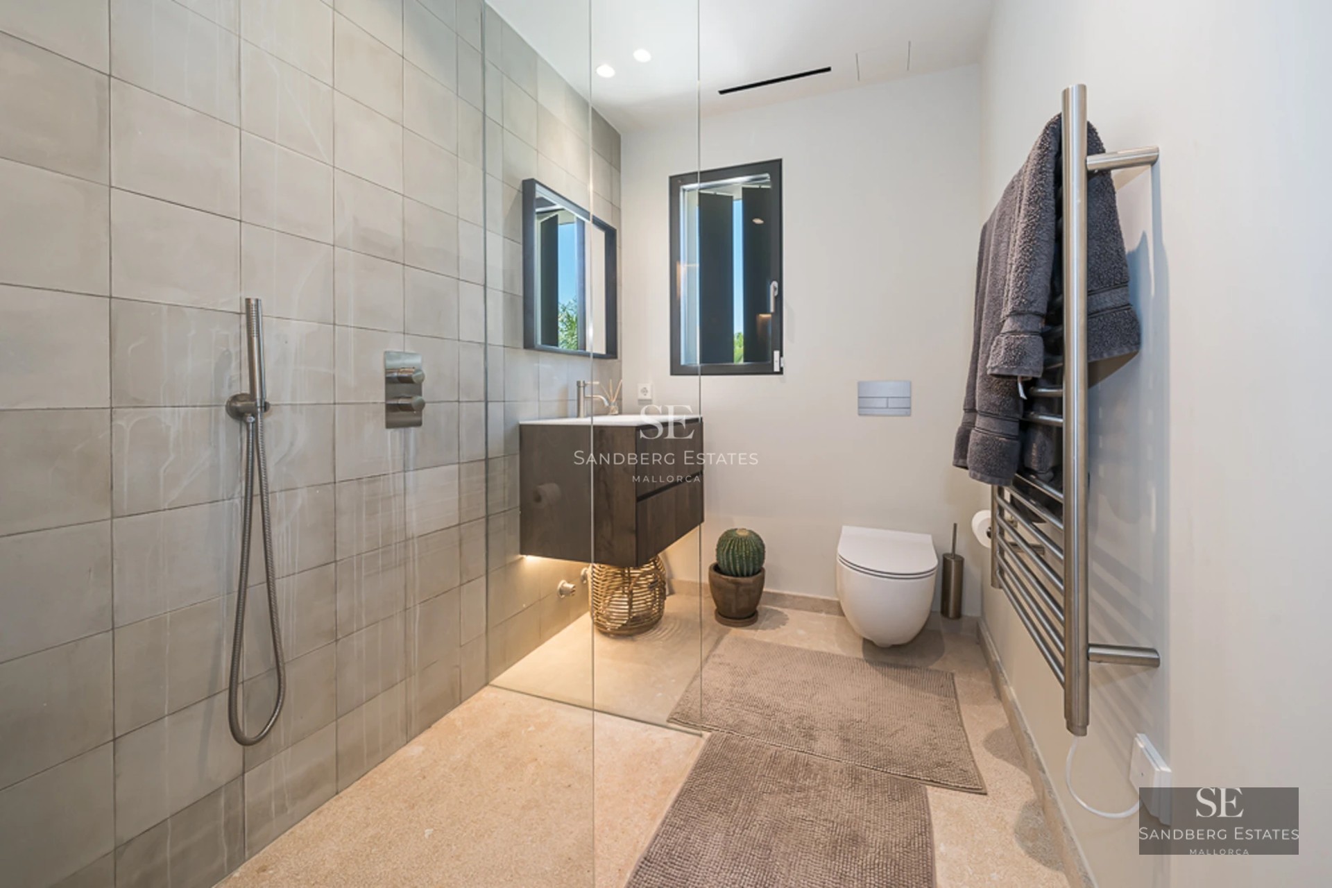 Vue extérieure d'une maison moderne avec piscine et jardin luxuriant. Architecture minimaliste avec de grandes fenêtres et des finitions de haute qualité.