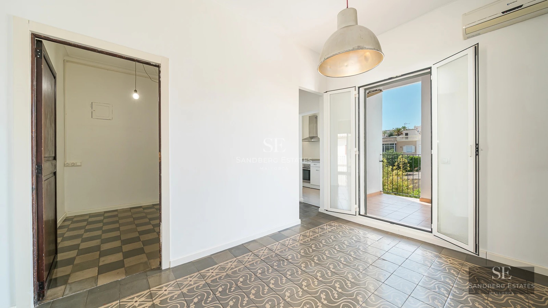 Exterior view of a modern house with infinity pool, lush garden and minimalist architectural design. White facade and large windows.