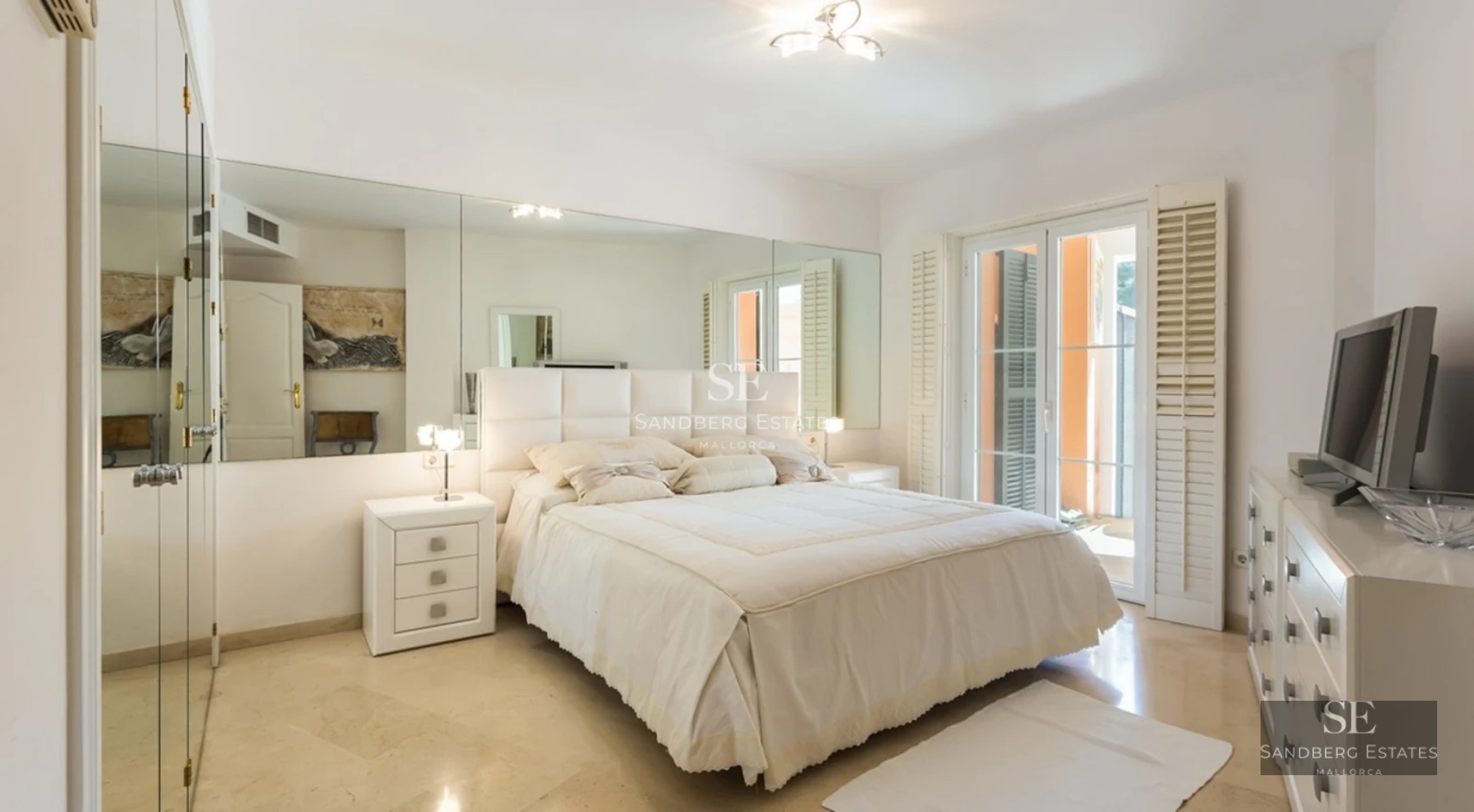 View of the pool, garden, and modern facade of a villa. Clean lines, large windows, and lush vegetation.