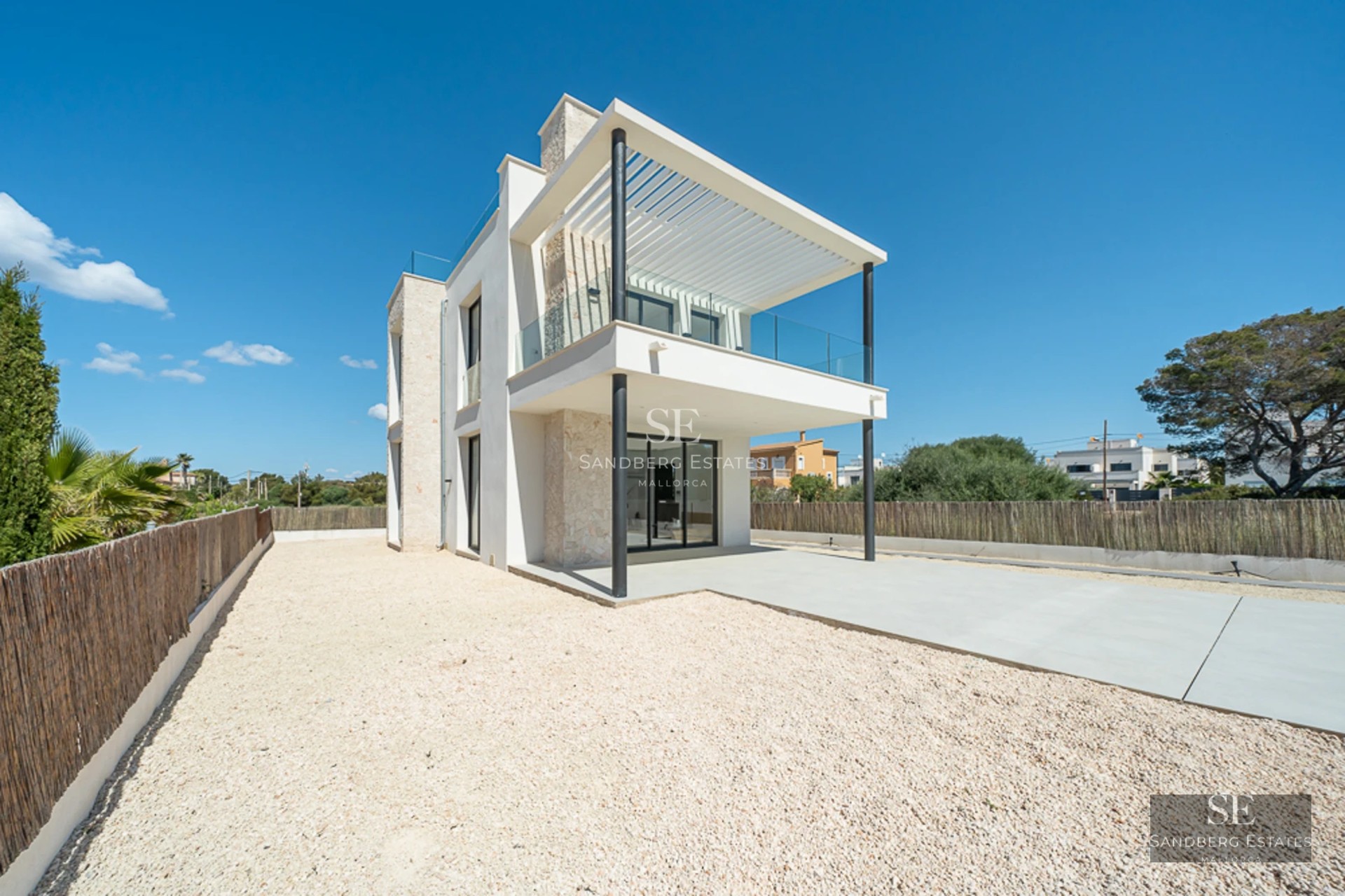 Exterior view of a modern villa with an infinity pool, lush garden, and minimalist architecture. Bright and spacious.