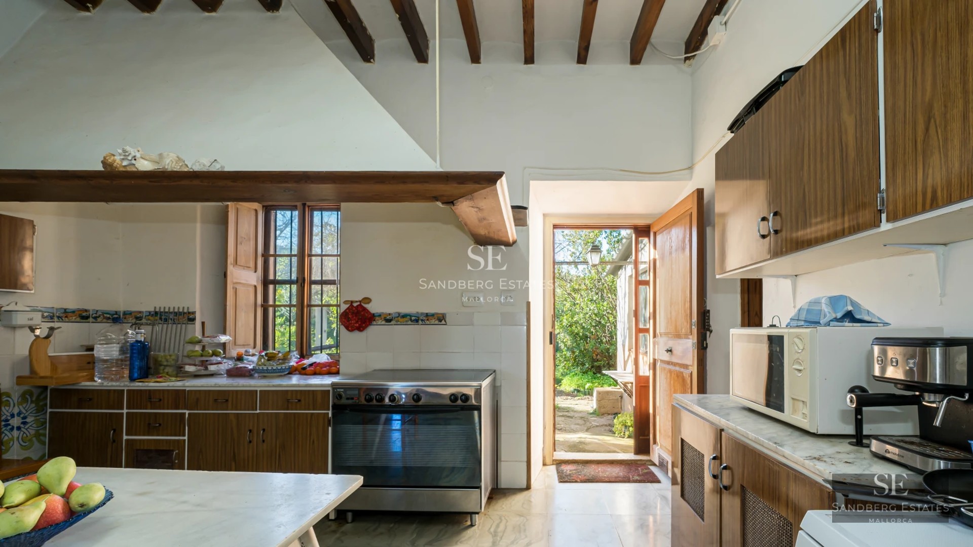 Spacious living room featuring panoramic windows and access to a sea-view balcony. Modern and elegant furnishings. Abundant natural lighting.