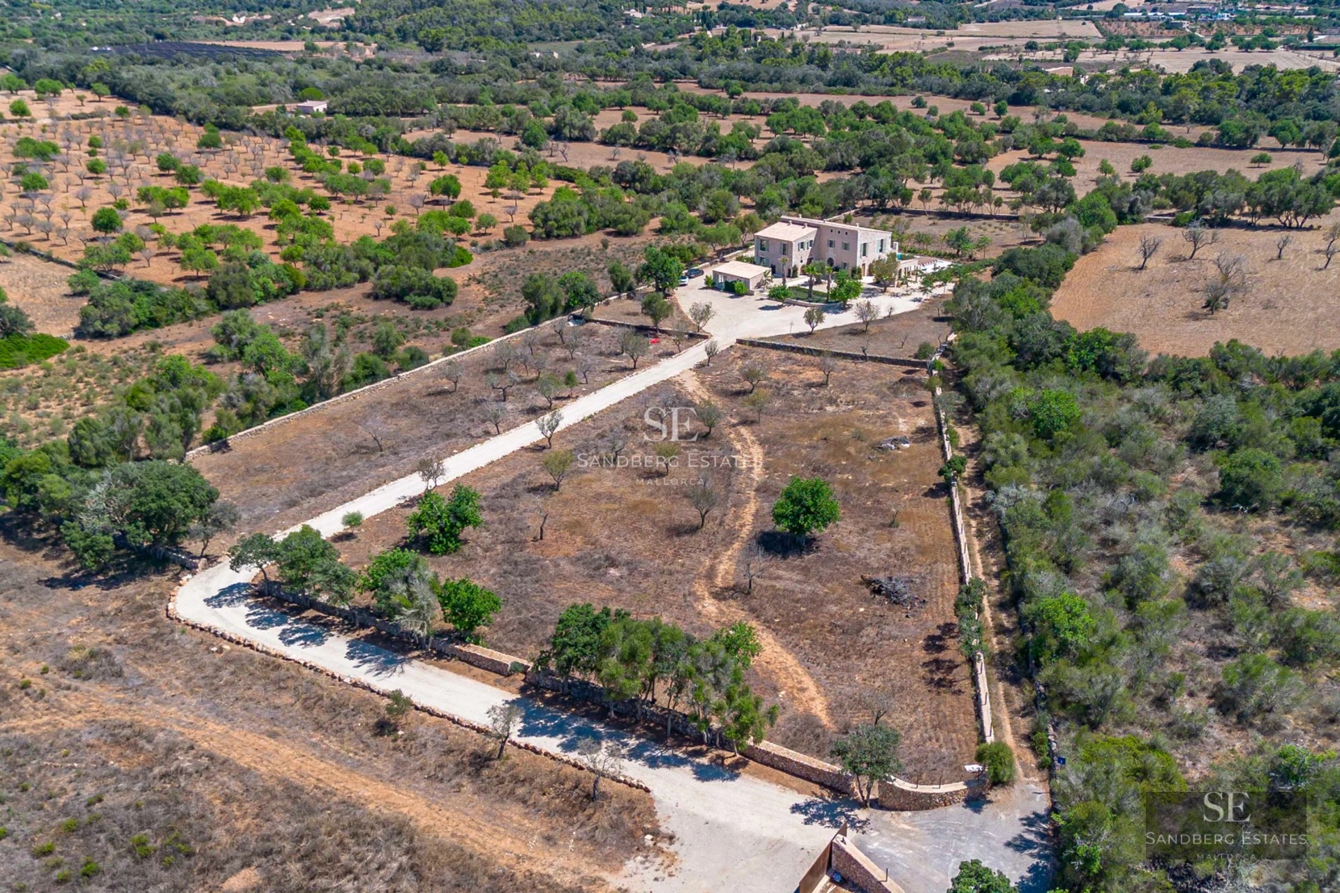 Expansive terrace featuring an infinity pool and panoramic views. Modern, elegant furniture perfect for relaxation and sunbathing.