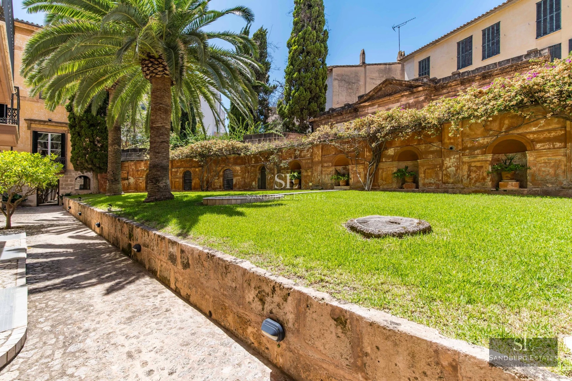 Spacious living room with pool access. Large windows, natural light, modern sofas, and stunning outdoor views.