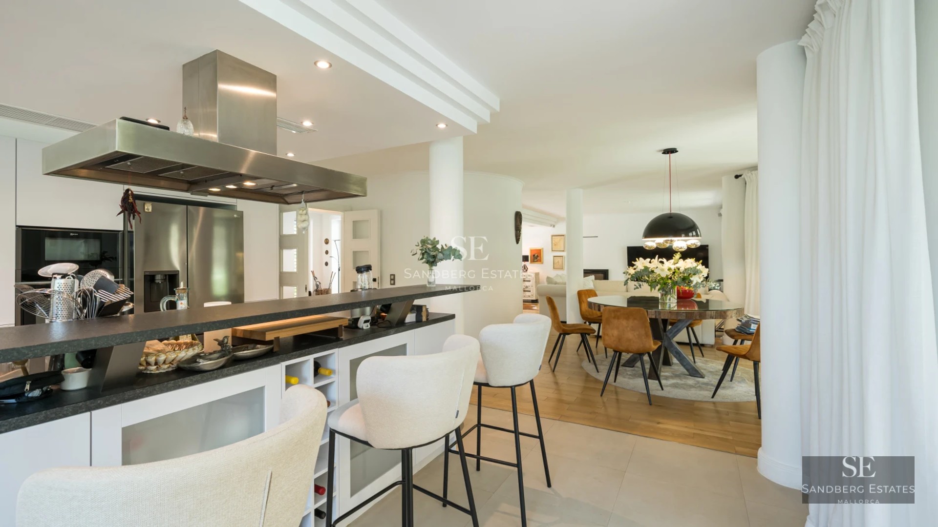 View of an infinity pool with armchairs and umbrellas. Minimalist design and unobstructed views. Luxury and comfort.