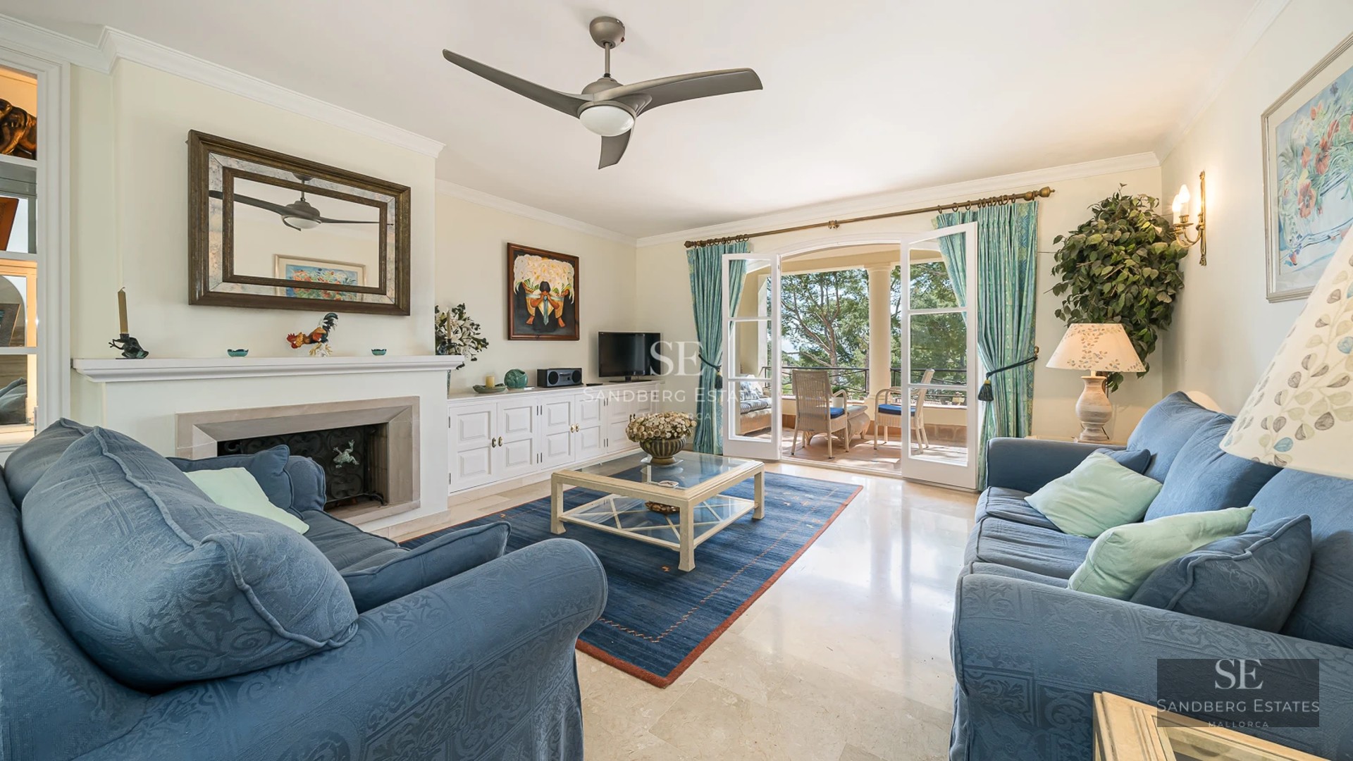 Terrace with infinity pool and sea views. Modern design with sun loungers and seating areas. Luxurious and relaxing outdoor space.