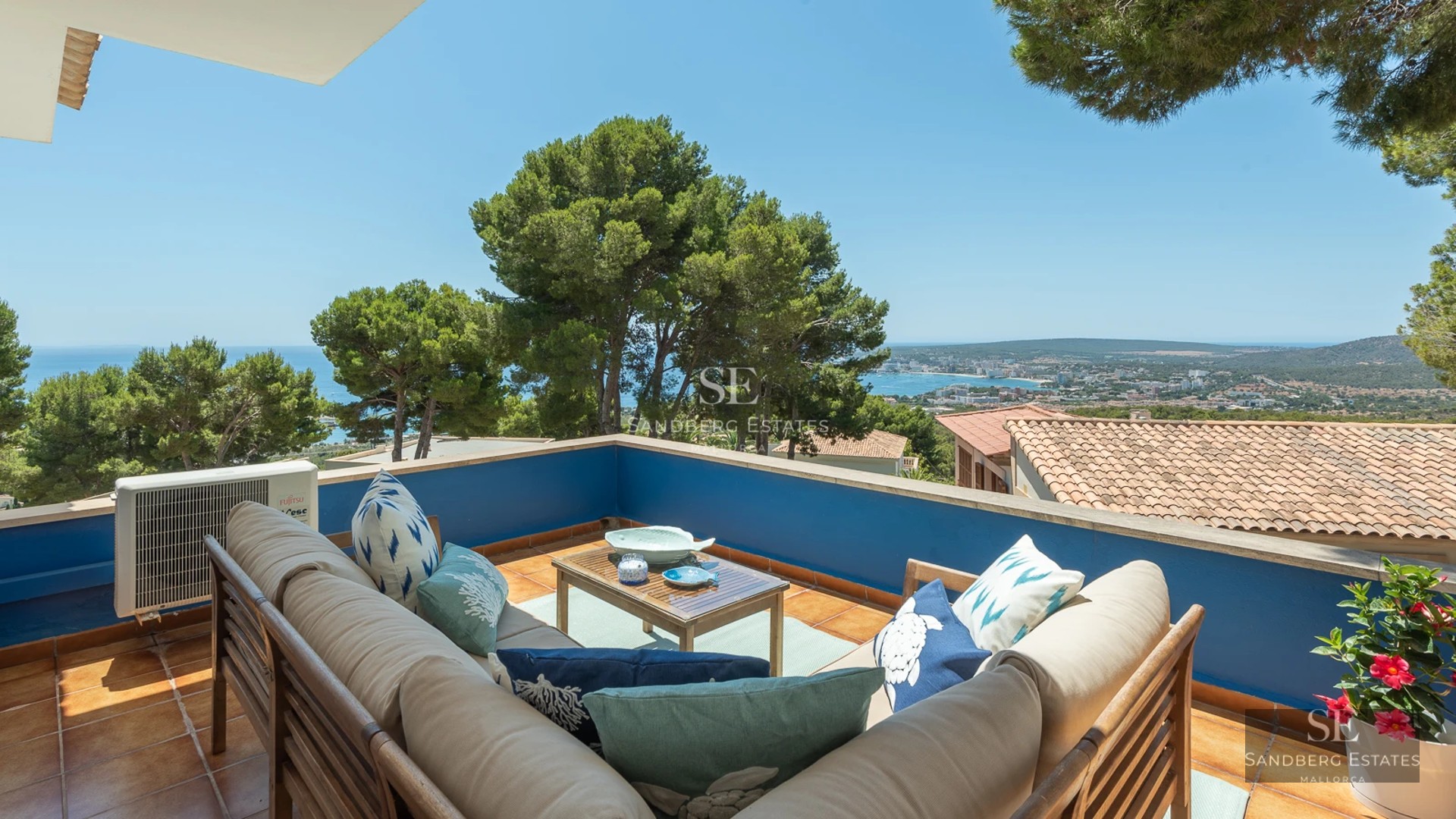 Exterior view of a modern villa featuring an infinity pool, sun loungers, manicured garden, and minimalist architecture. Spacious and bright areas.