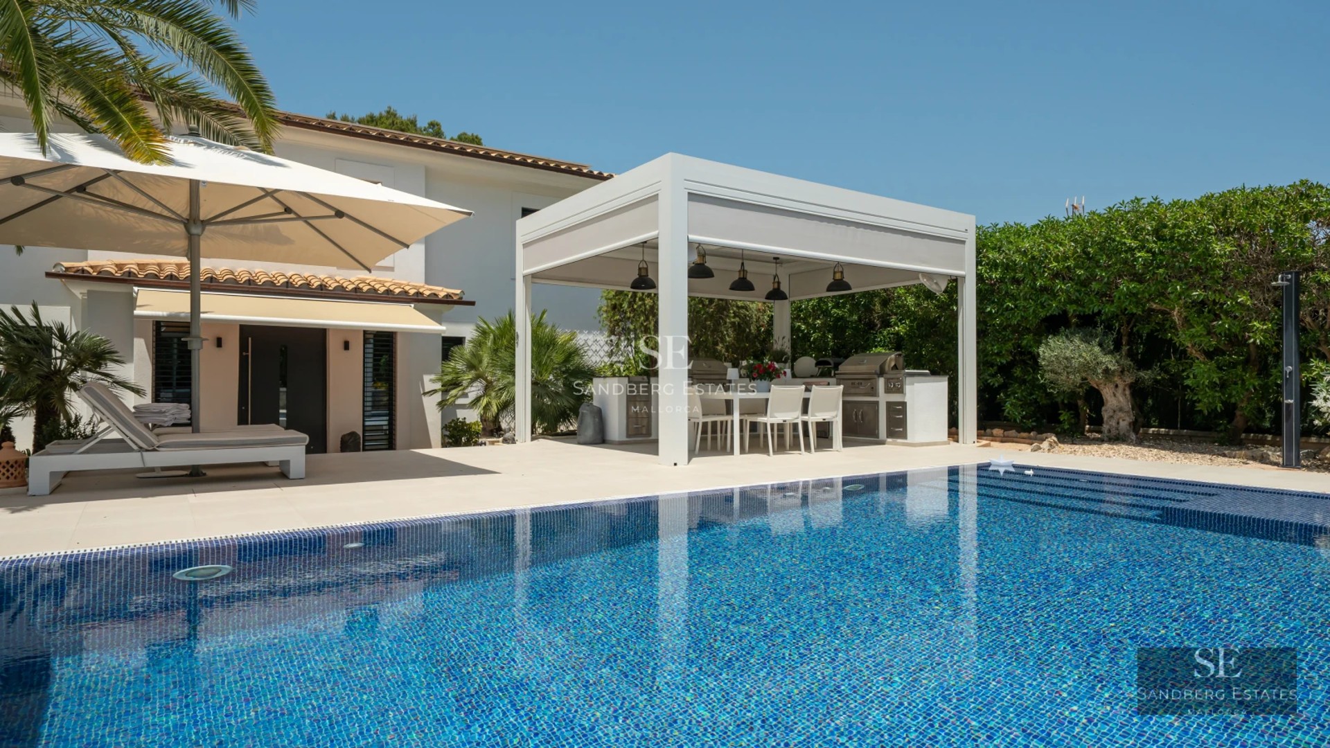 Spacious living room with panoramic sea views. Modern sofa, elegant coffee table and minimalist decoration.