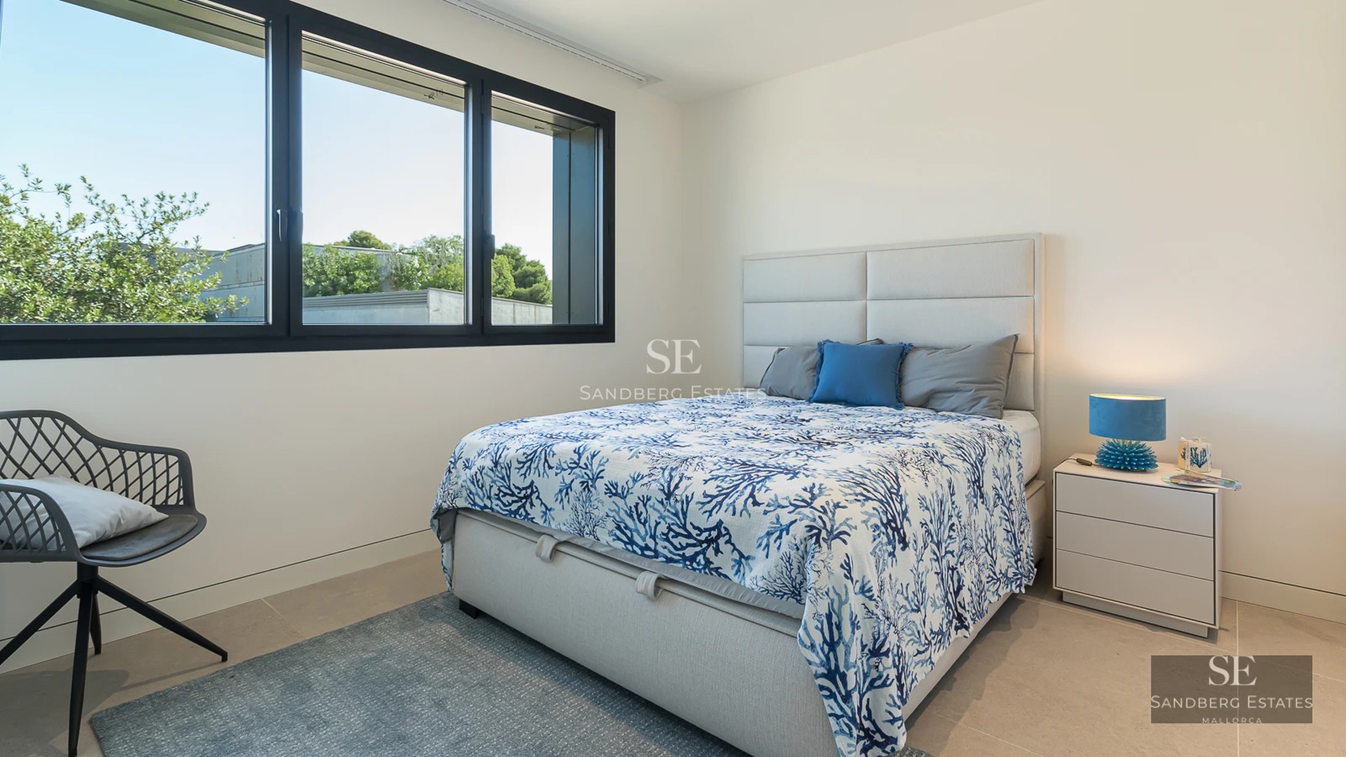 Exterior of a modern villa with reflecting pool. Minimalist architecture, large windows and manicured landscaping. Warm ambient lighting.