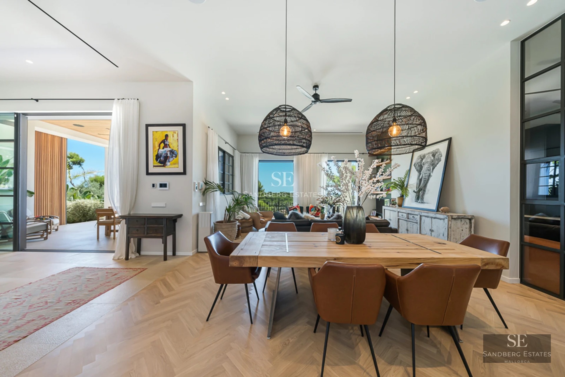 Grand balcon avec vue panoramique sur la mer, mobilier moderne et élégant, idéal pour profiter du plein air et des paysages.