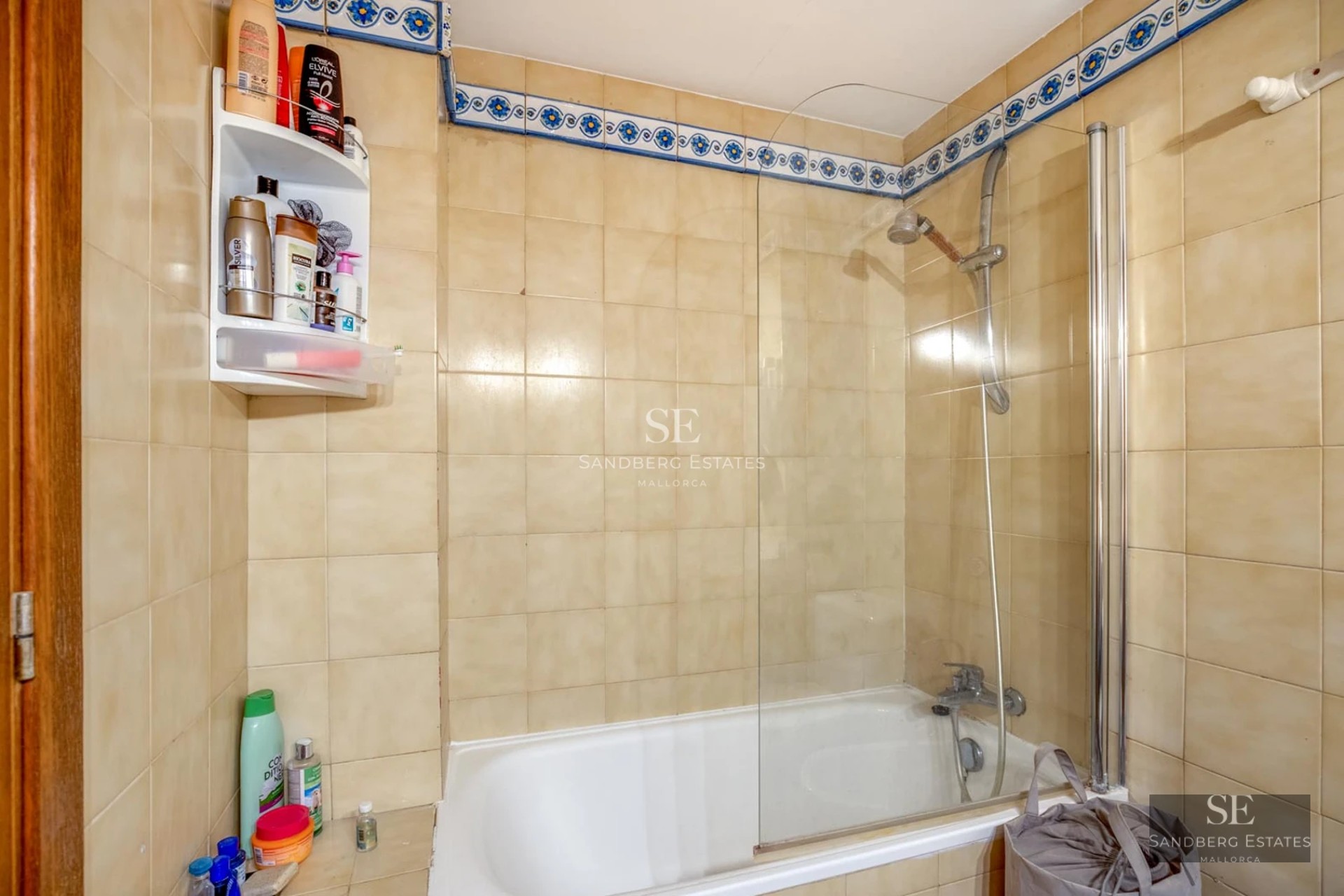 Vue extérieure d'une villa moderne avec piscine, grandes baies vitrées, terrasse et végétation luxuriante. Design minimaliste et matériaux de haute qualité.