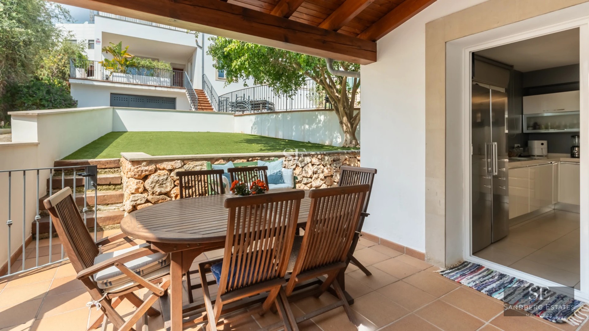 Panoramic view villa with infinity pool. Modern design, expansive terraces and lush garden. Ideal investment.