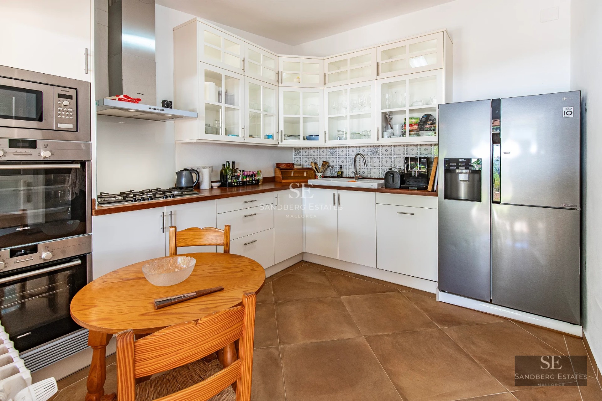 Exterior view of modern villa with infinity pool. Minimalist architecture, spacious terraces, lush gardens and panoramic views.