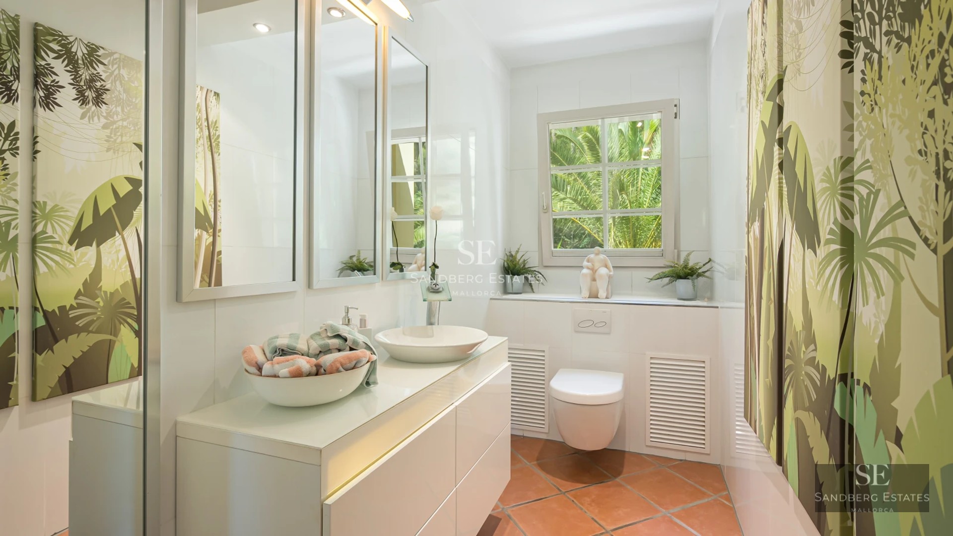 Expansive terrace with infinity pool, sun loungers, and panoramic views. Modern and elegant design. Ideal for relaxation and entertainment.