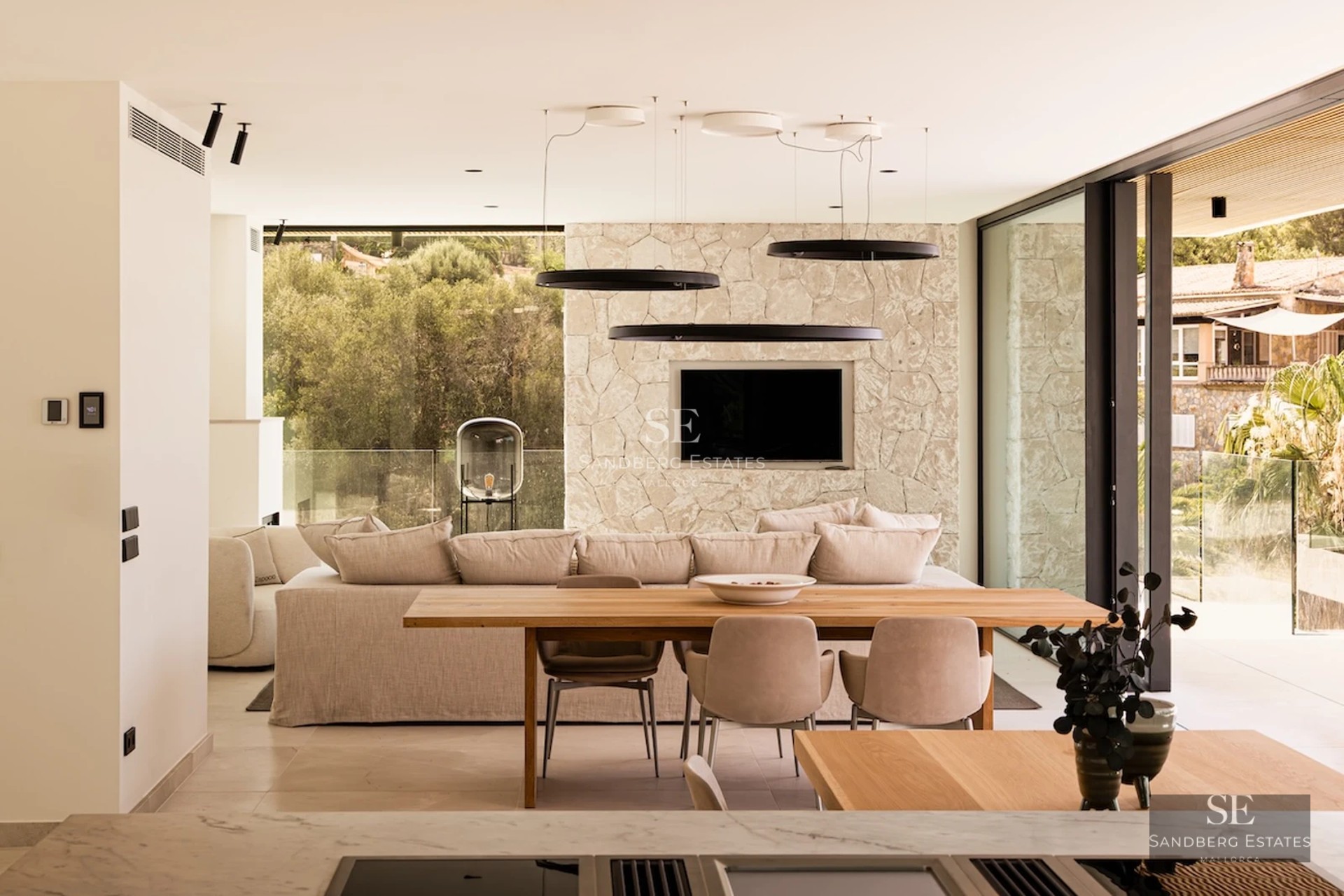 Exterior of modern villa with infinity pool, sun loungers and lush greenery. Minimalist architecture with large windows.