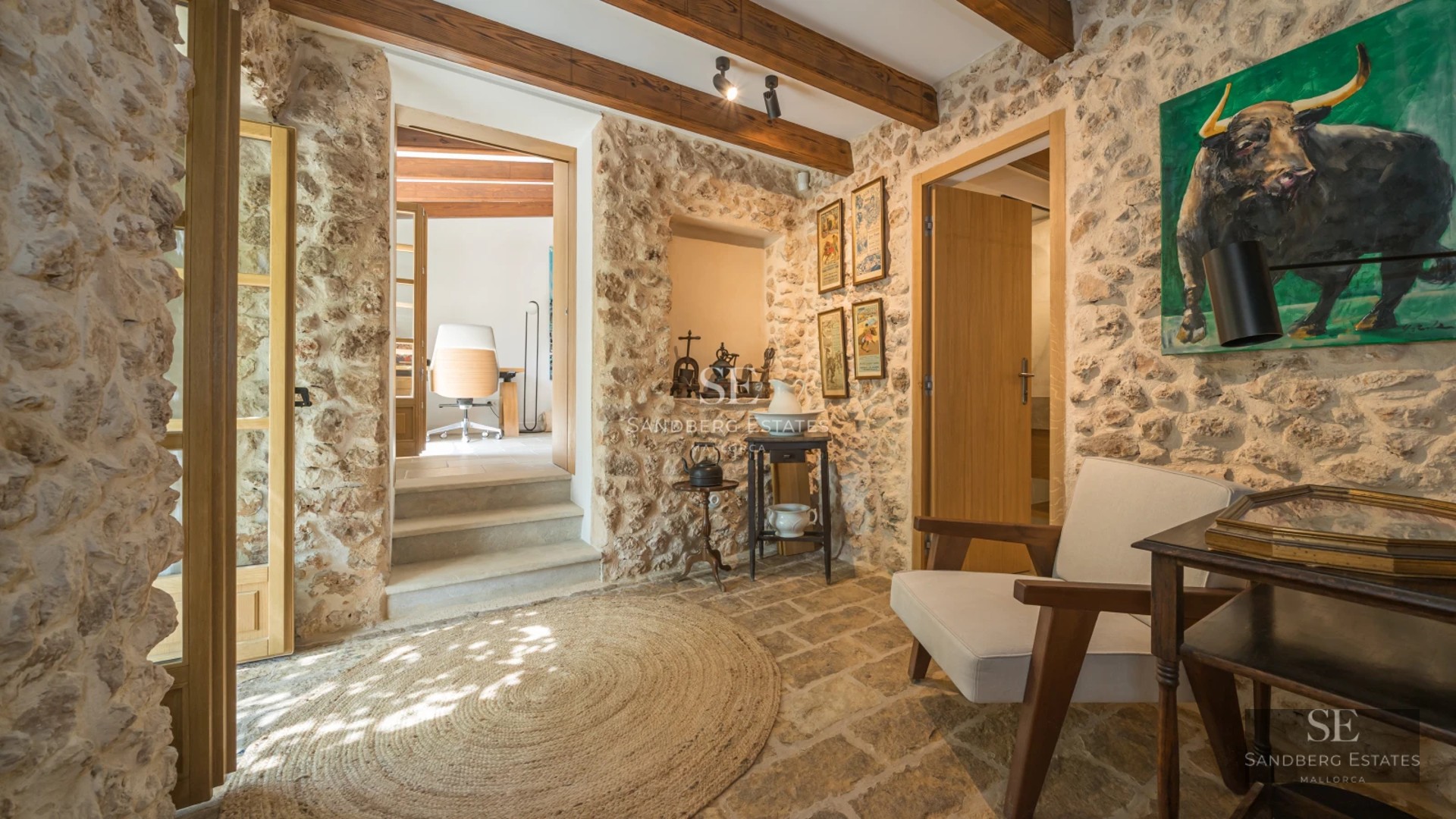 Spacious terrace with infinity pool. Modern design, sun loungers and panoramic views. Luxurious and relaxing solarium.