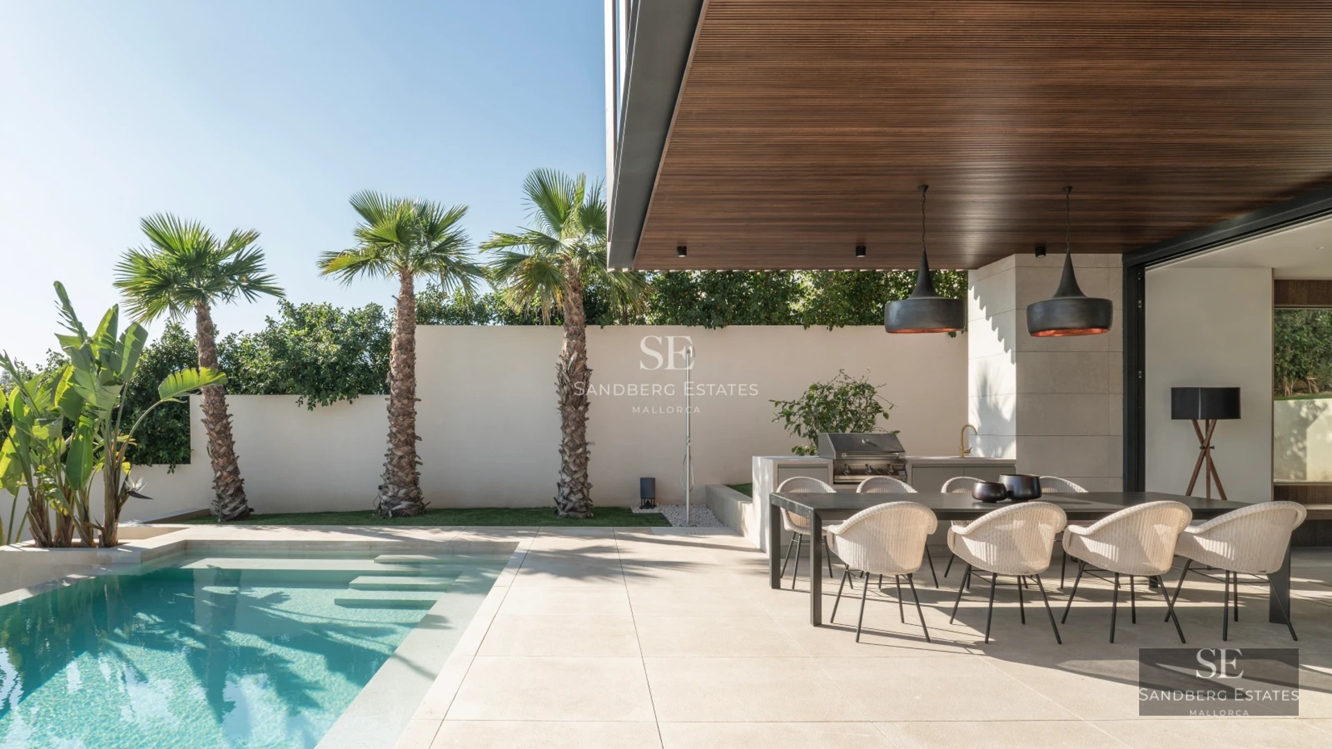 Exterior view of modern villa with infinity pool. Minimalist architecture, large windows and lush vegetation.