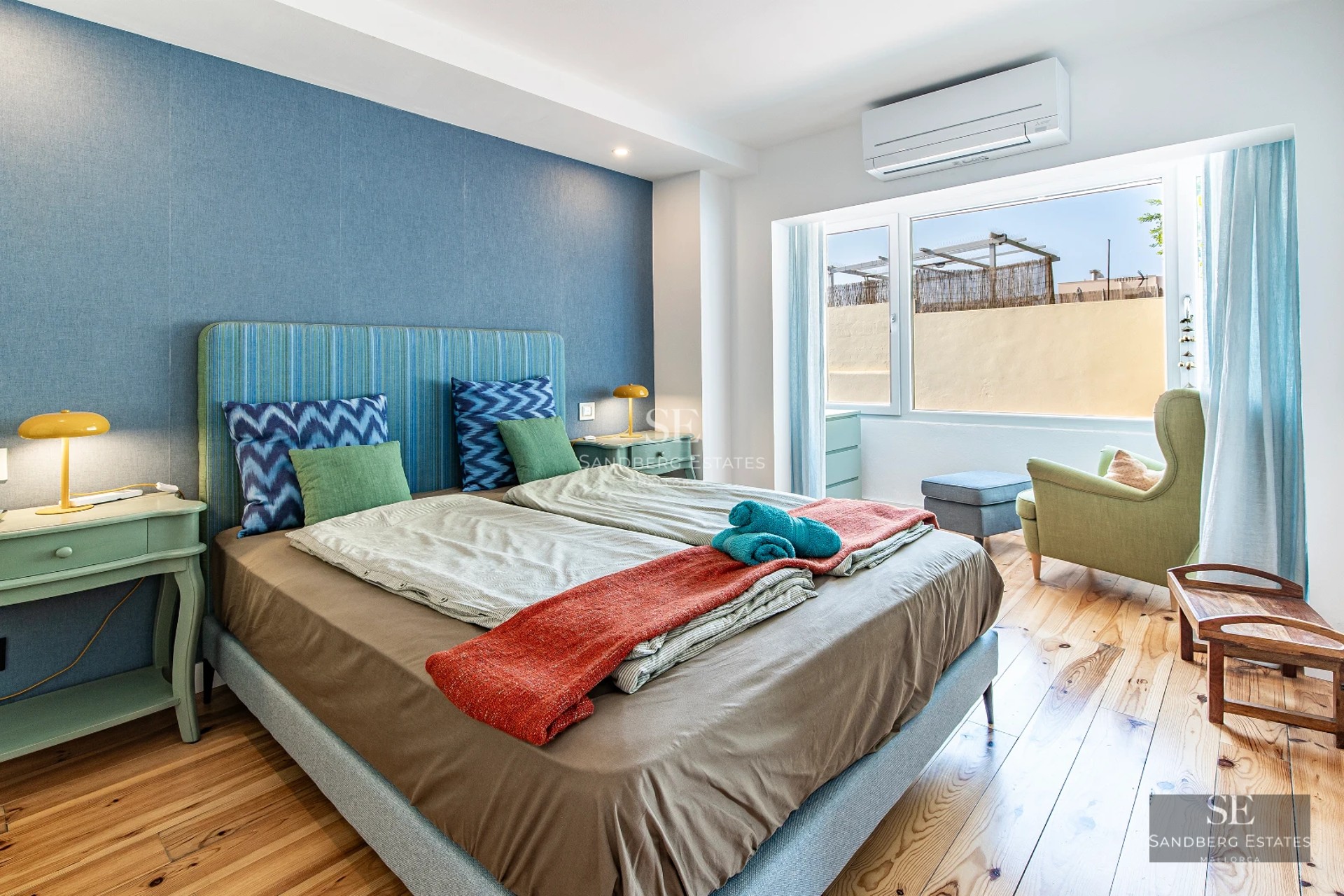 Infinity pool view, modern architecture, large terrace, sun loungers, and lush vegetation. Exclusive and relaxing design.