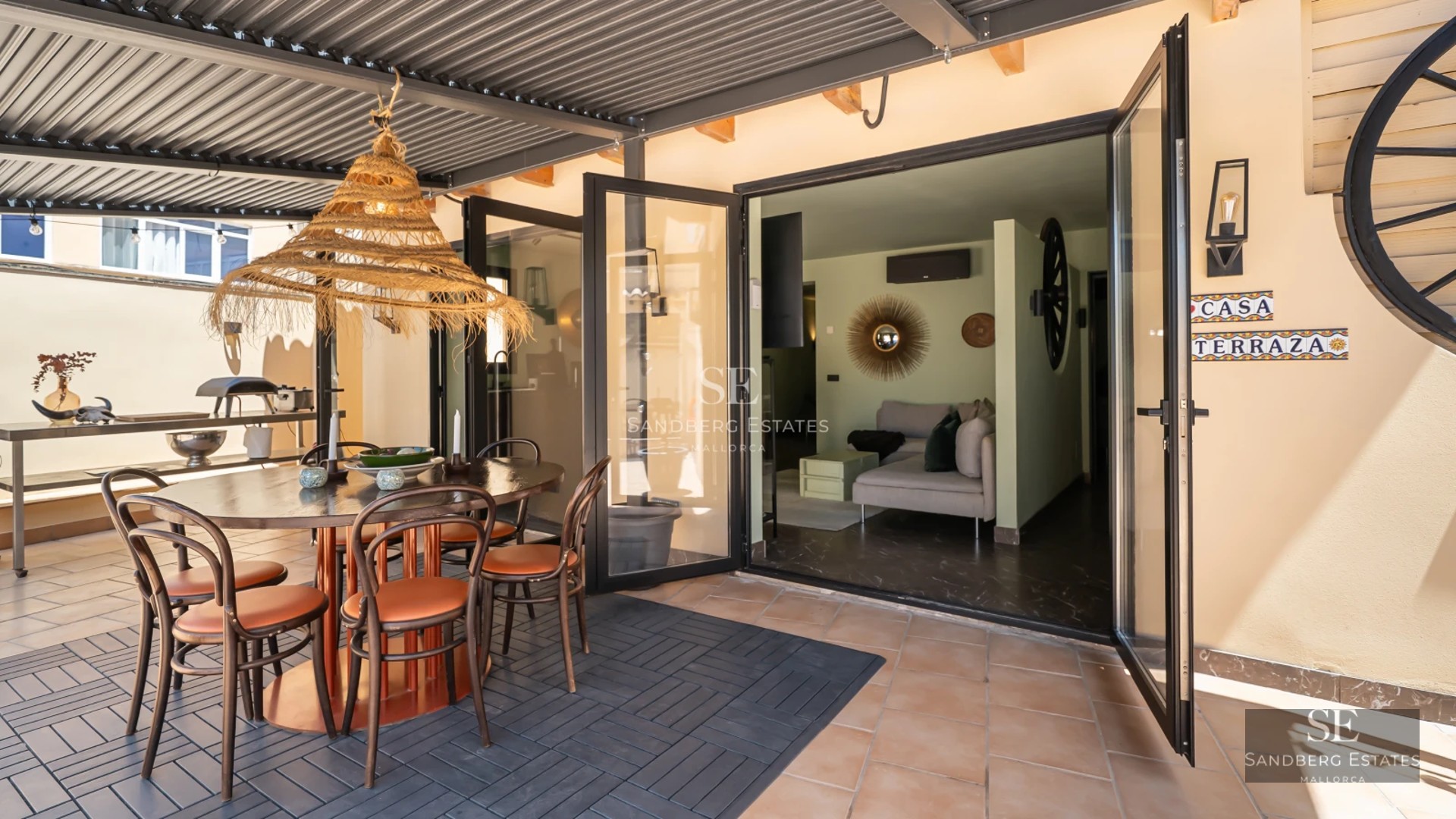 View of a modern villa with an infinity pool, sun loungers, and lush vegetation. Minimalist and elegant design.