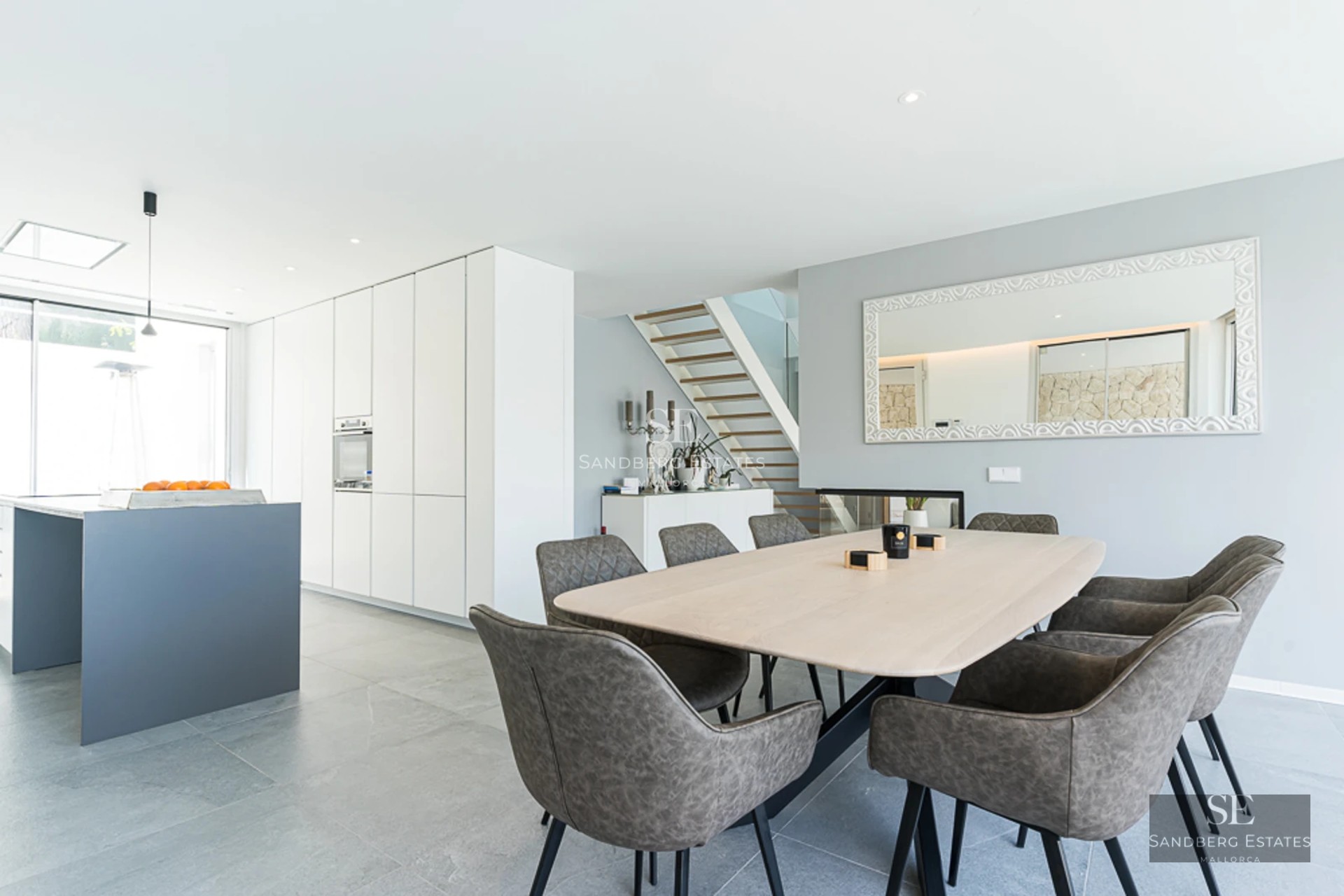 Panoramic view of a modern villa with an infinity pool and expansive terraces. Minimalist architecture and luxurious finishes.