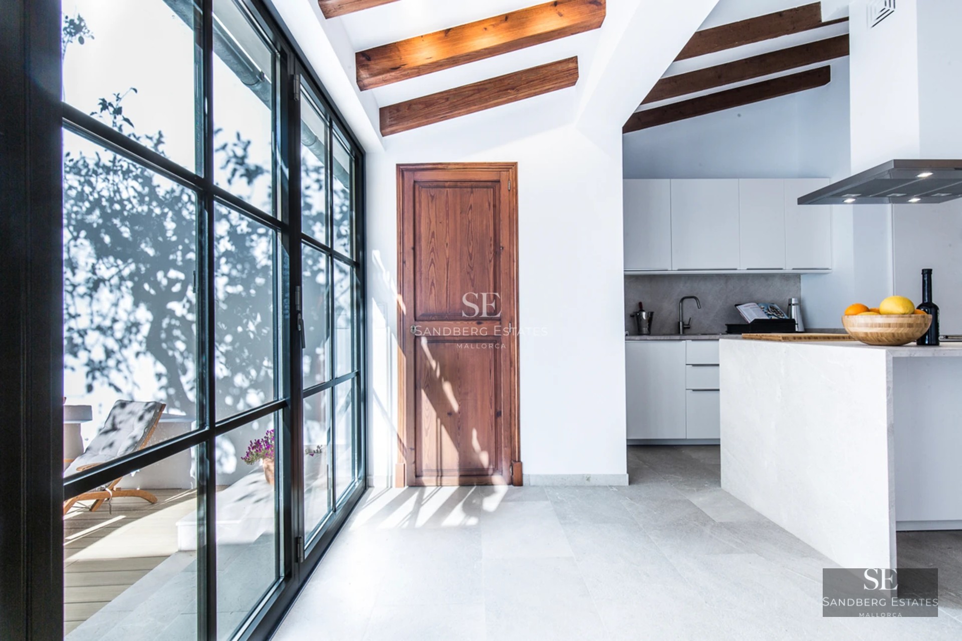 Exterior view of a luxury home with an infinity pool, surrounded by lush greenery. Modern and elegant design.