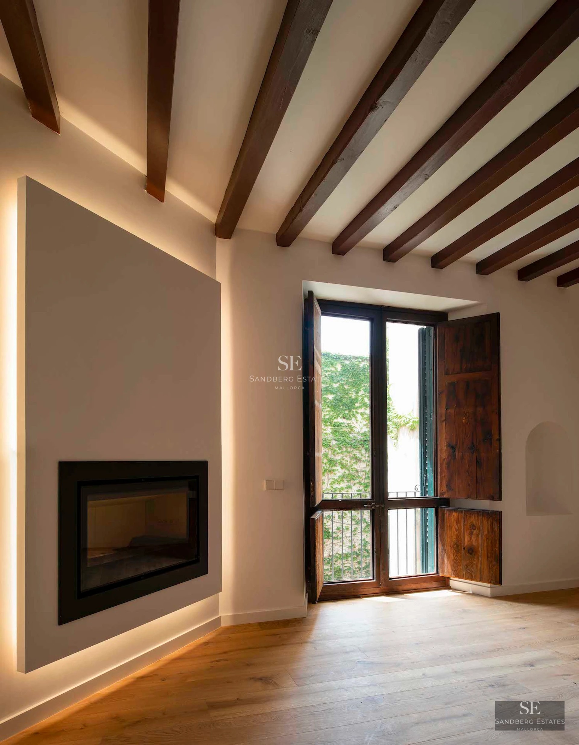 Spacious living room with pool access. Large windows, light wood floors, modern and minimalist design. Abundant natural lighting.