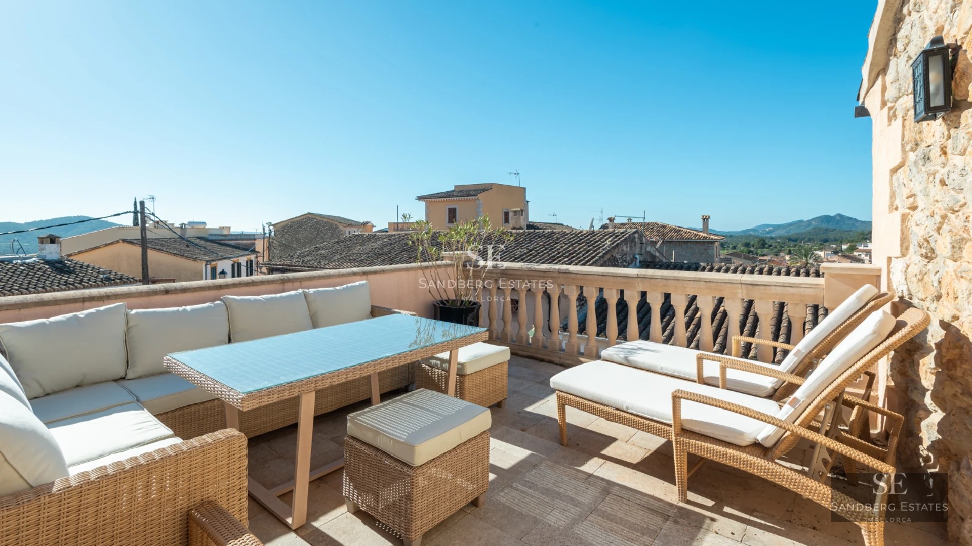 Exterior of a modern villa with an infinity pool. Minimalist architecture, spacious terraces, and panoramic sea views. Elegant and sophisticated design.