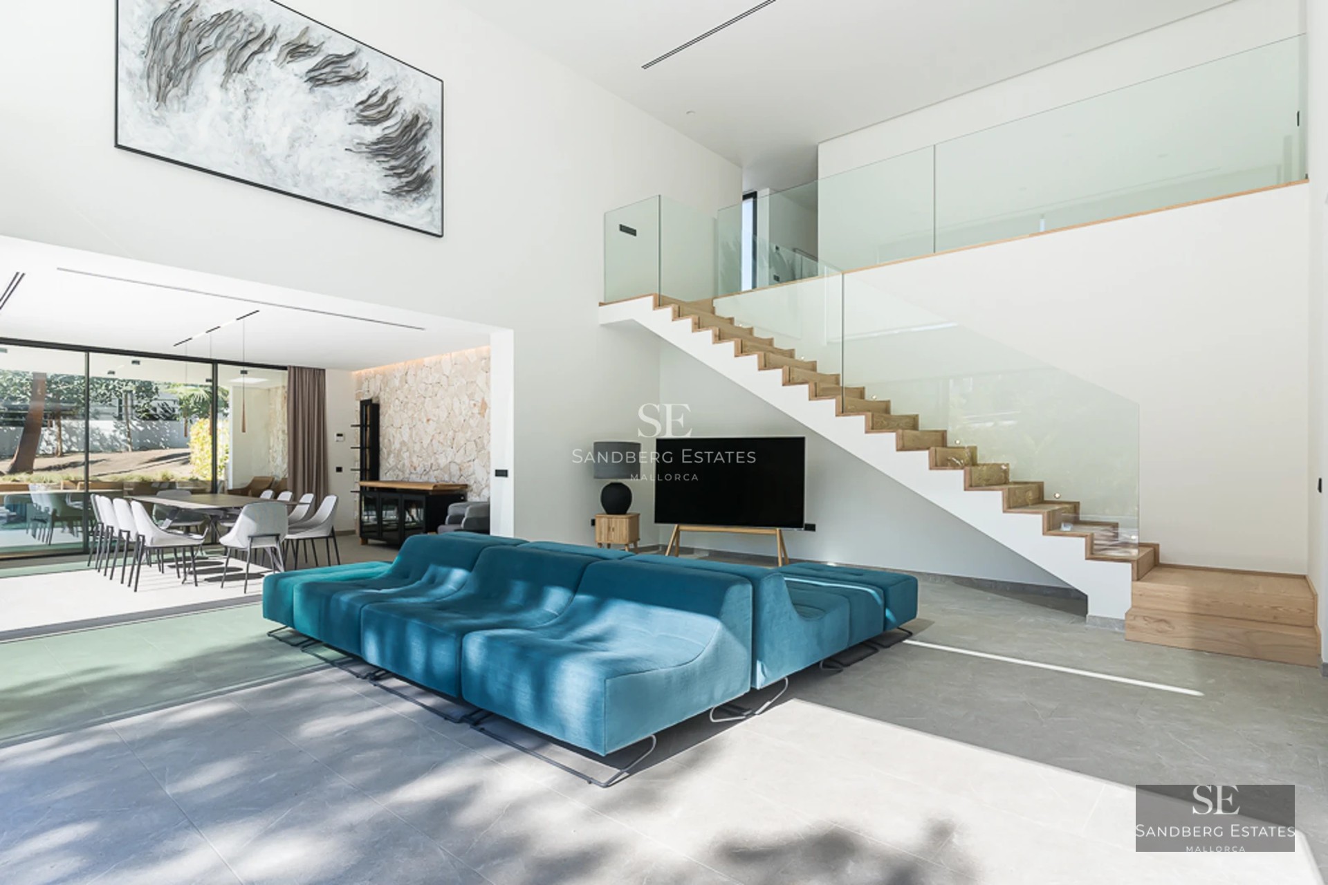 Vue extérieure d'une villa moderne avec piscine, grand jardin et design architectural minimaliste. Idéal pour les familles.