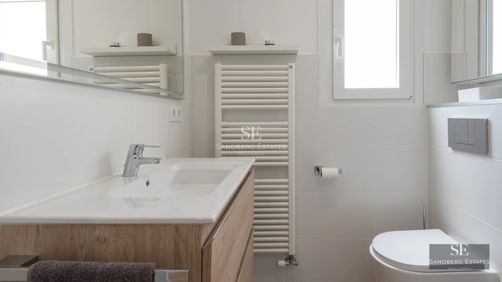 Exterior view of a modern house with infinity pool. Minimalist design, large windows, and lush gardens. Soft and elegant lighting.