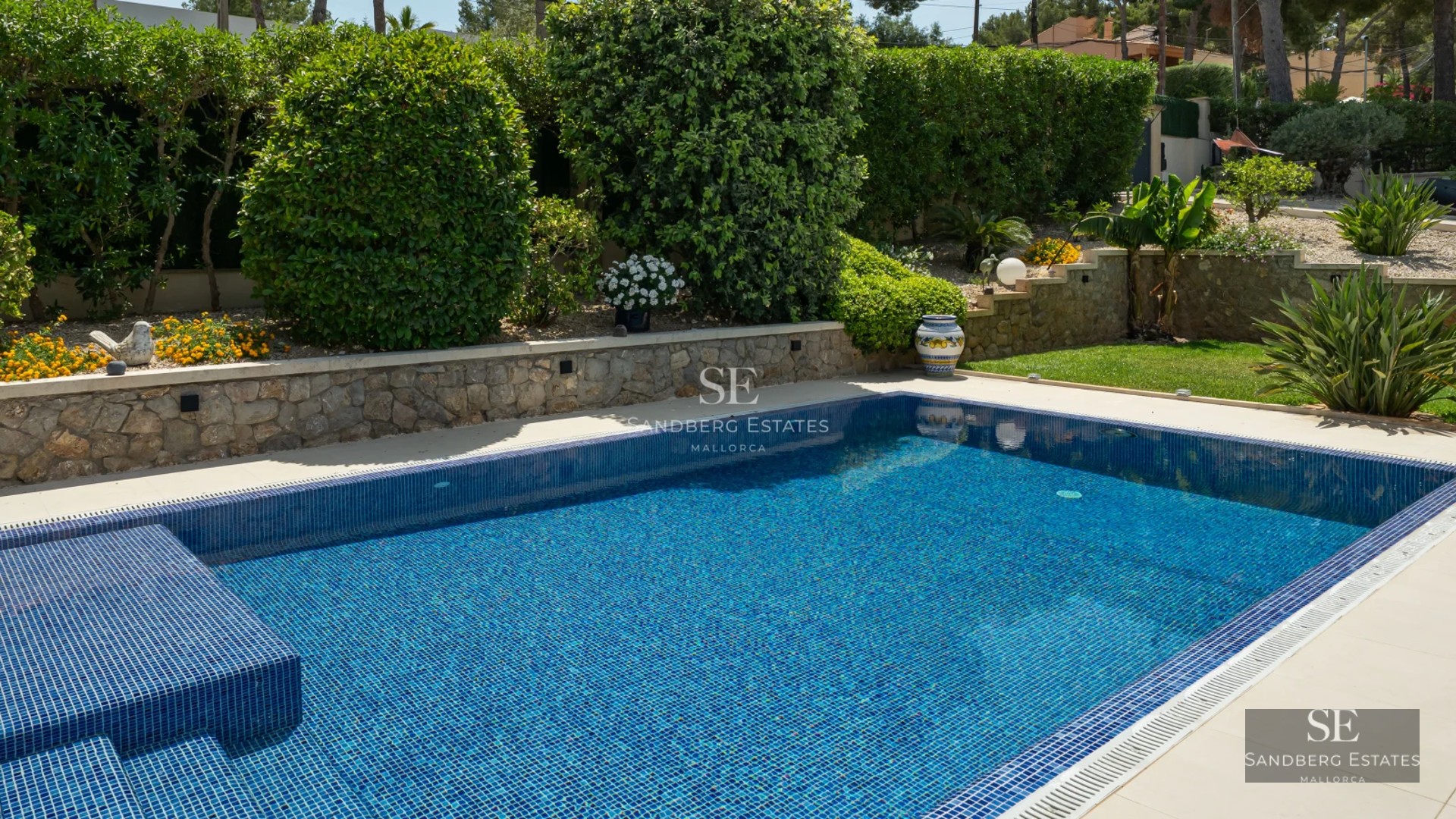 Exterior of a modern villa featuring a pool, garden, and large windows. Minimalist architecture. Elegant and contemporary design.