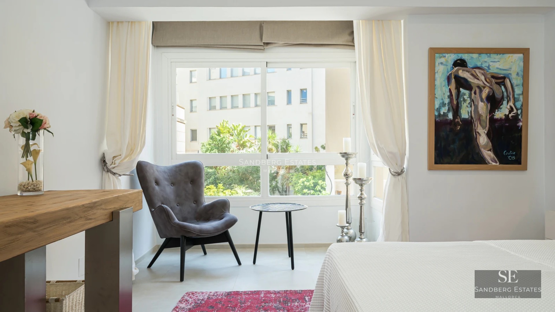 Exterior view of a modern house with an infinity pool, spacious terraces, and lush gardens. Minimalist and elegant architecture.