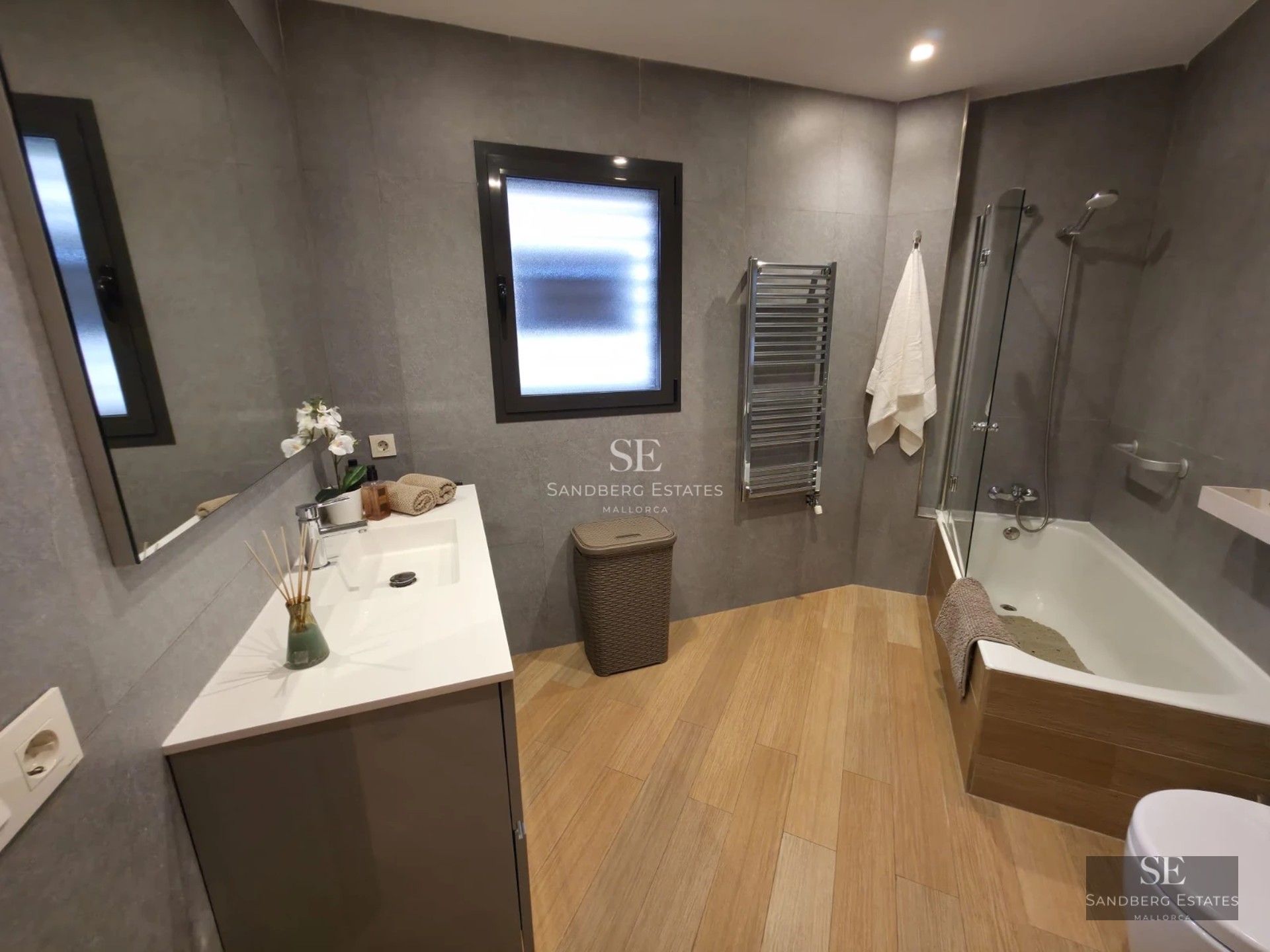 Spacious terrace with infinity pool, sun loungers, panoramic views and modern architecture. Minimalist design and abundant natural light.