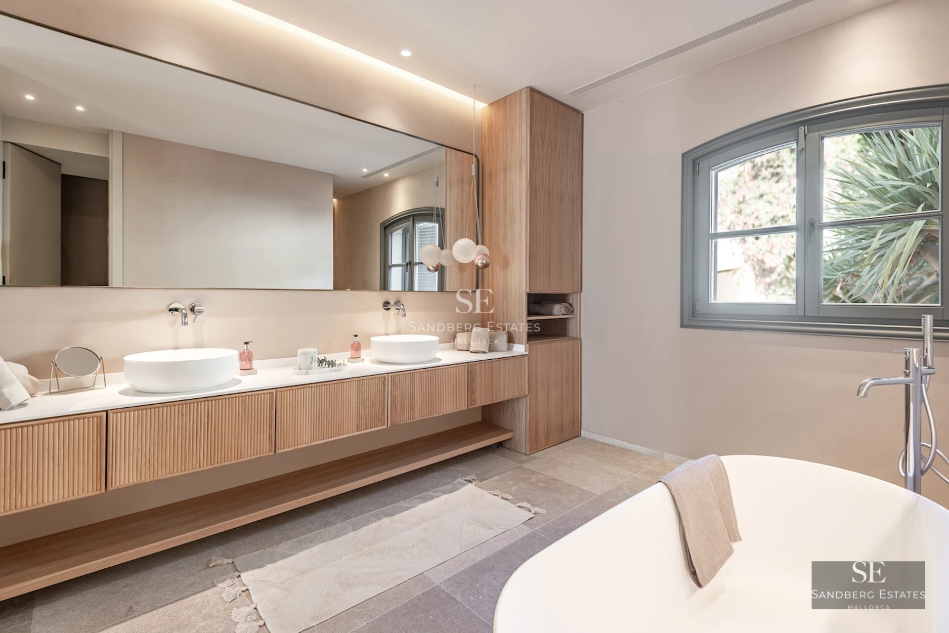 Spacious, bright living room with balcony, light wood flooring, and minimalist decor. Panoramic views. Ideal investment.