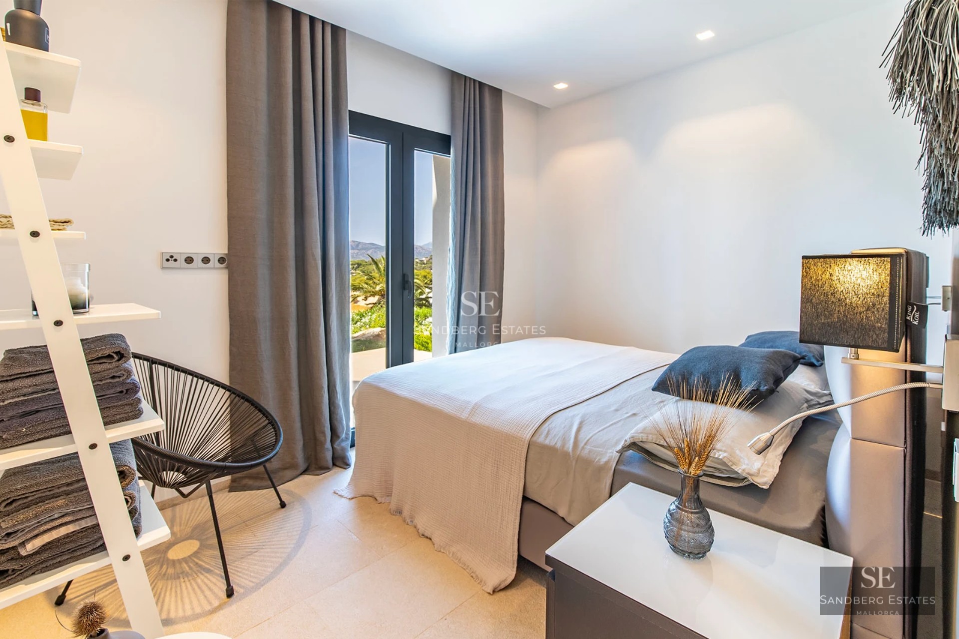 Exterior of a modern villa featuring an infinity pool, manicured garden, and minimalist architecture. Bright and spacious.