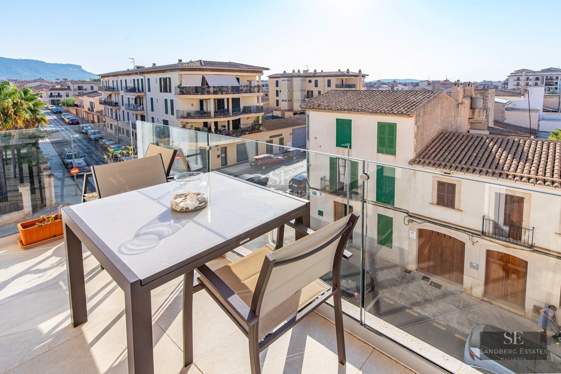 Exterior view of modern villa with infinity pool, large windows, and minimalist design. Lush garden and elegant furniture.
