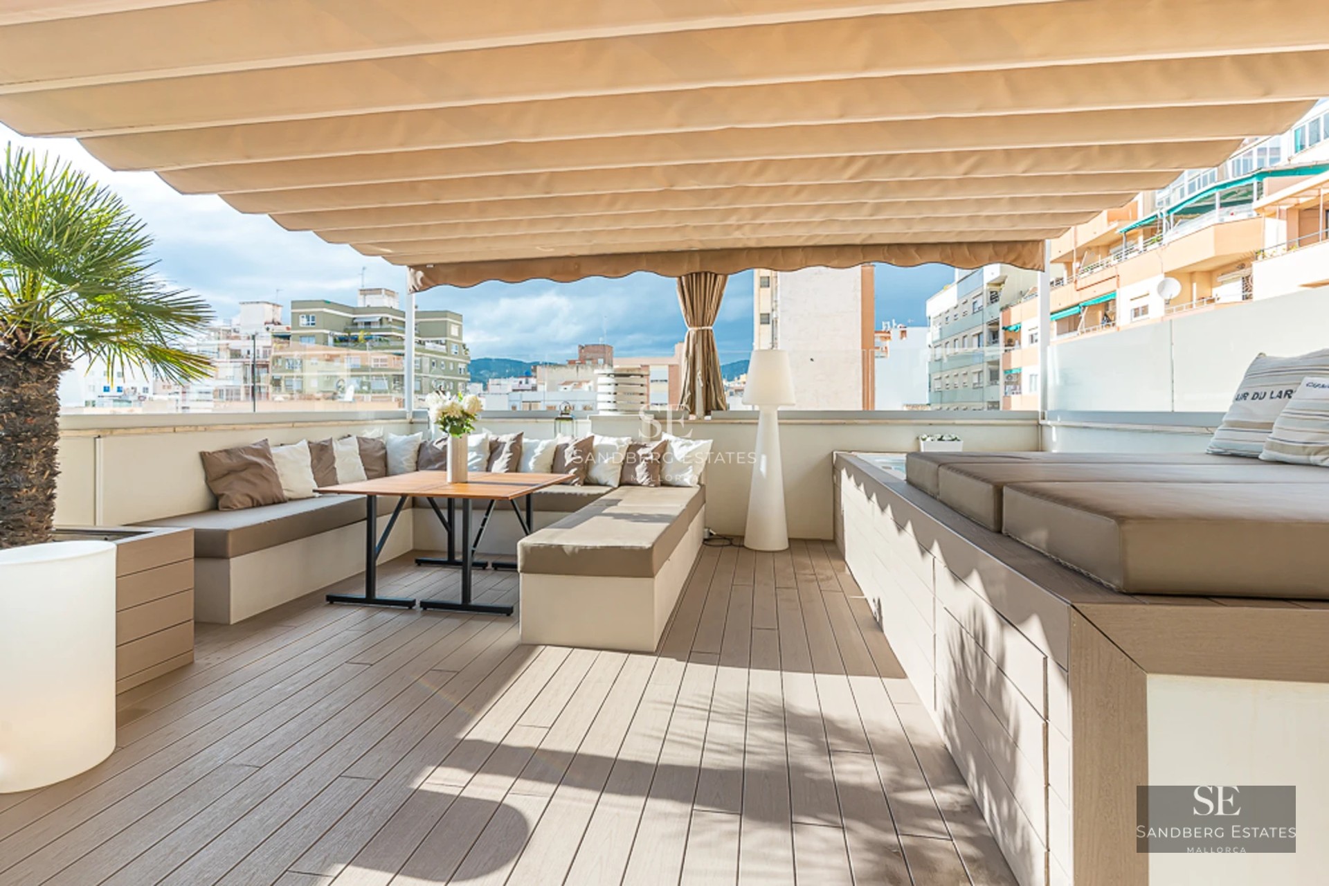 Spacious pool with sea views, surrounded by loungers and lush vegetation. Modern style with high-quality finishes.