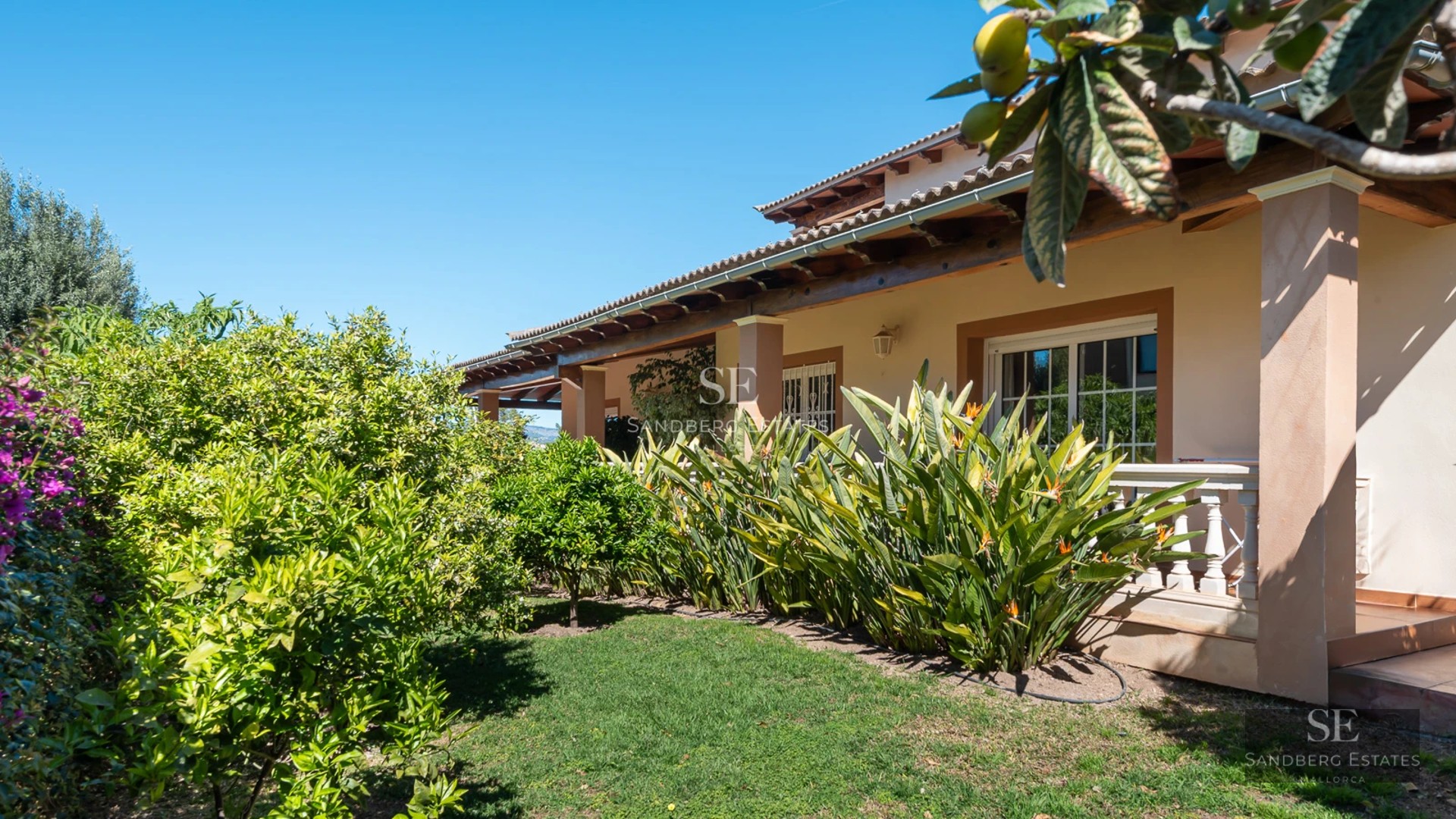 Modern facade with infinity pool, large glass windows, and lush vegetation. Minimalist and elegant design with high-quality finishes.