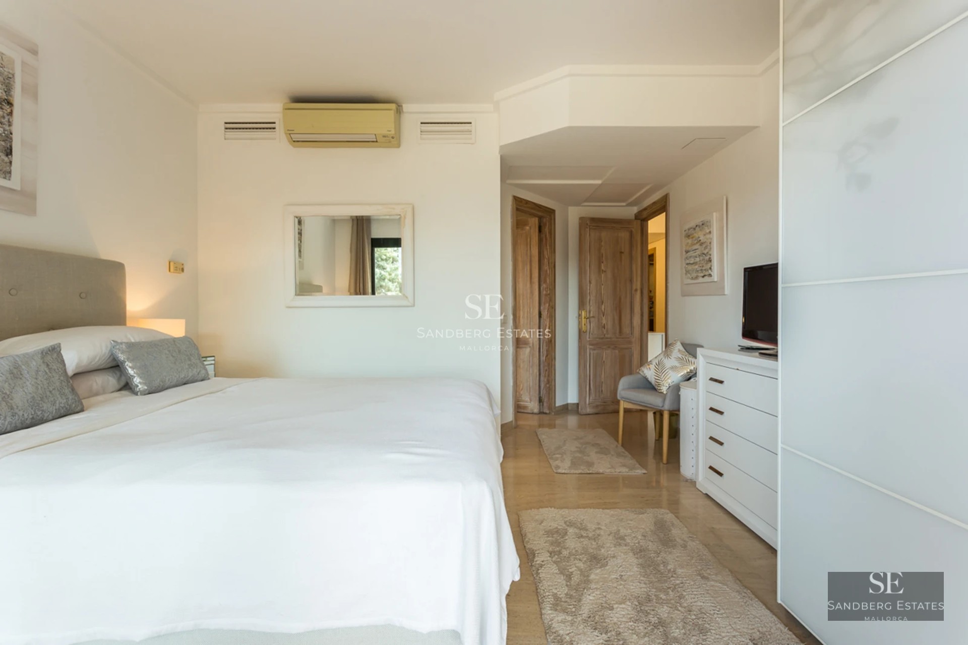 Exterior view of a modern home with infinity pool. Minimalist architecture, large windows, and lush vegetation.