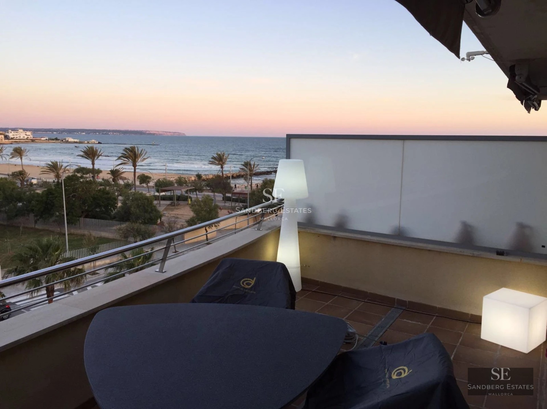 Image d'extérieur montrant une maison moderne avec piscine, pelouse soignée et détails architecturaux minimalistes.