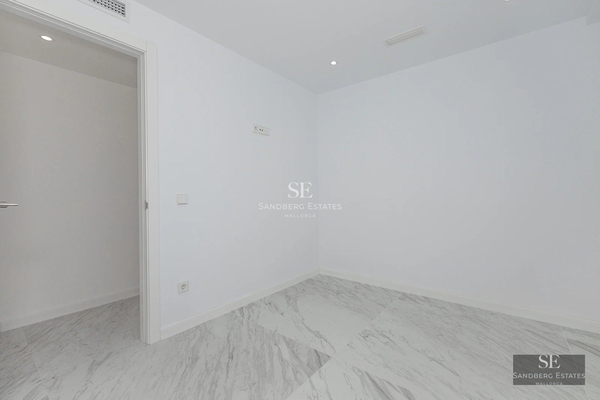 Expansive terrace with infinity pool, sun loungers & ocean views. Modern & minimalist design, ideal for relaxation & enjoyment.