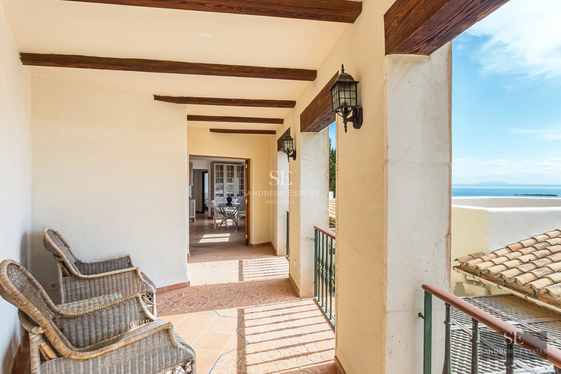 Vue extérieure d'une luxueuse maison avec piscine à débordement, entourée de verdure et présentant une architecture moderne et minimaliste.