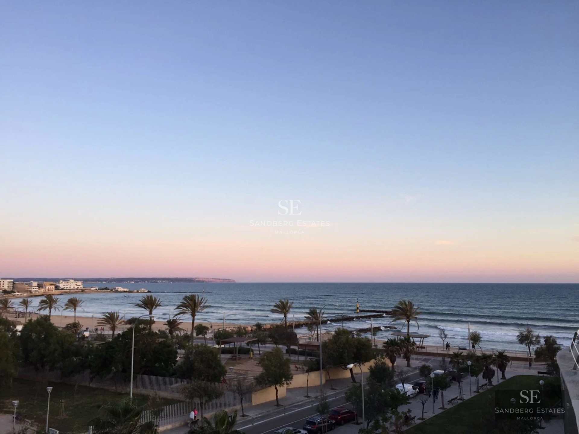 Vue extérieure d'une villa moderne avec piscine, jardin luxuriant et vastes terrasses. Architecture minimaliste, idéale pour la détente et le luxe.